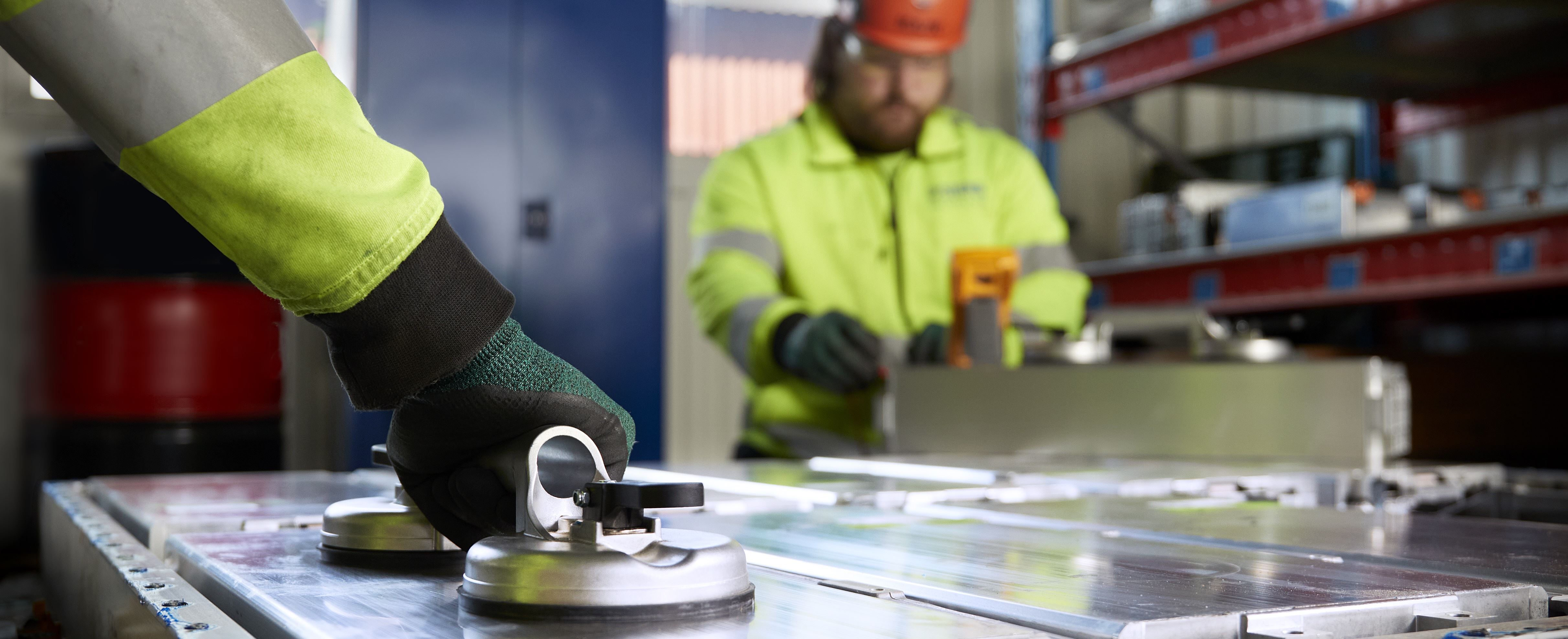 Dwie osoby zajmujące się demontażem baterii litowo-jonowych