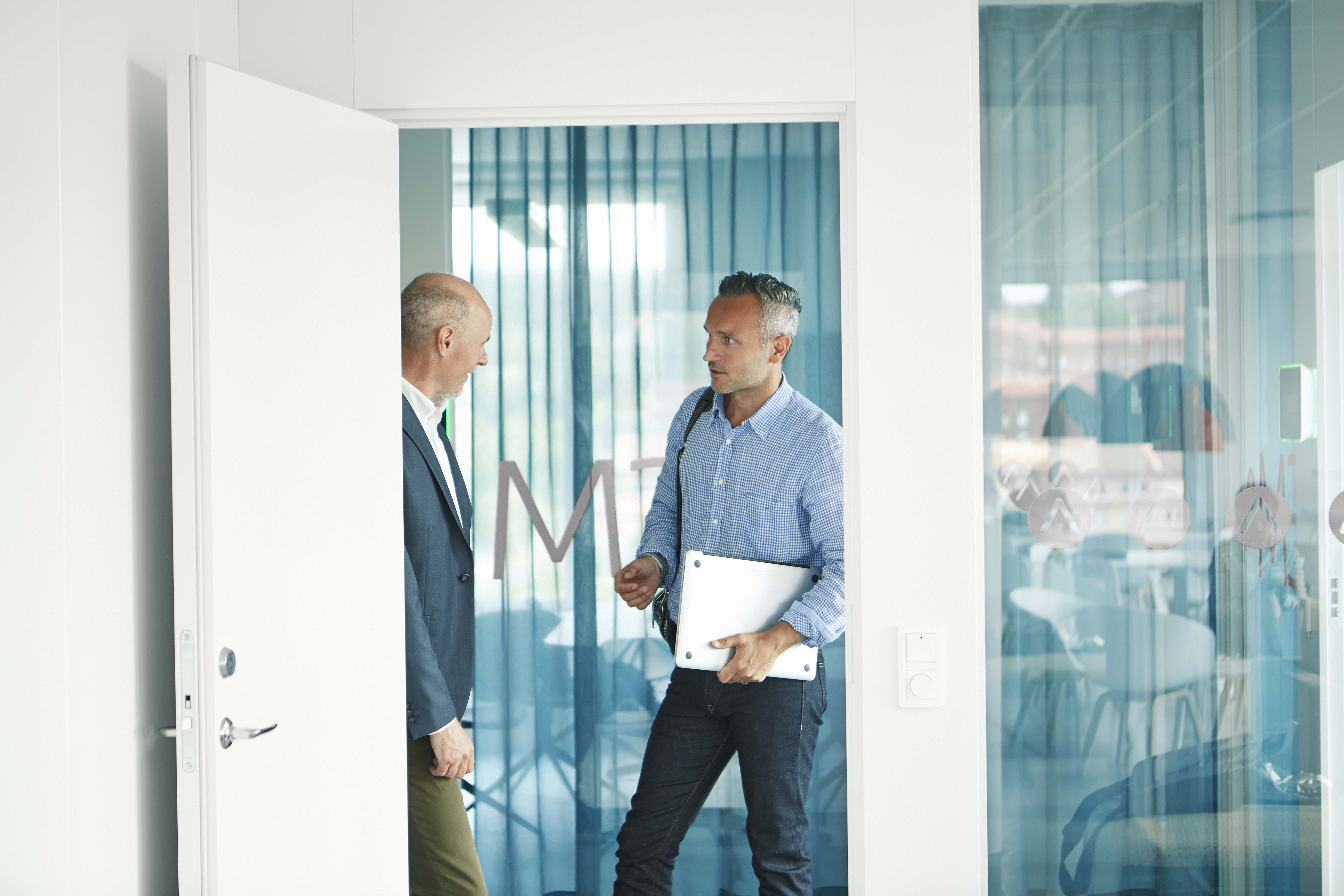 Promoting circular solutions in SCEA competition