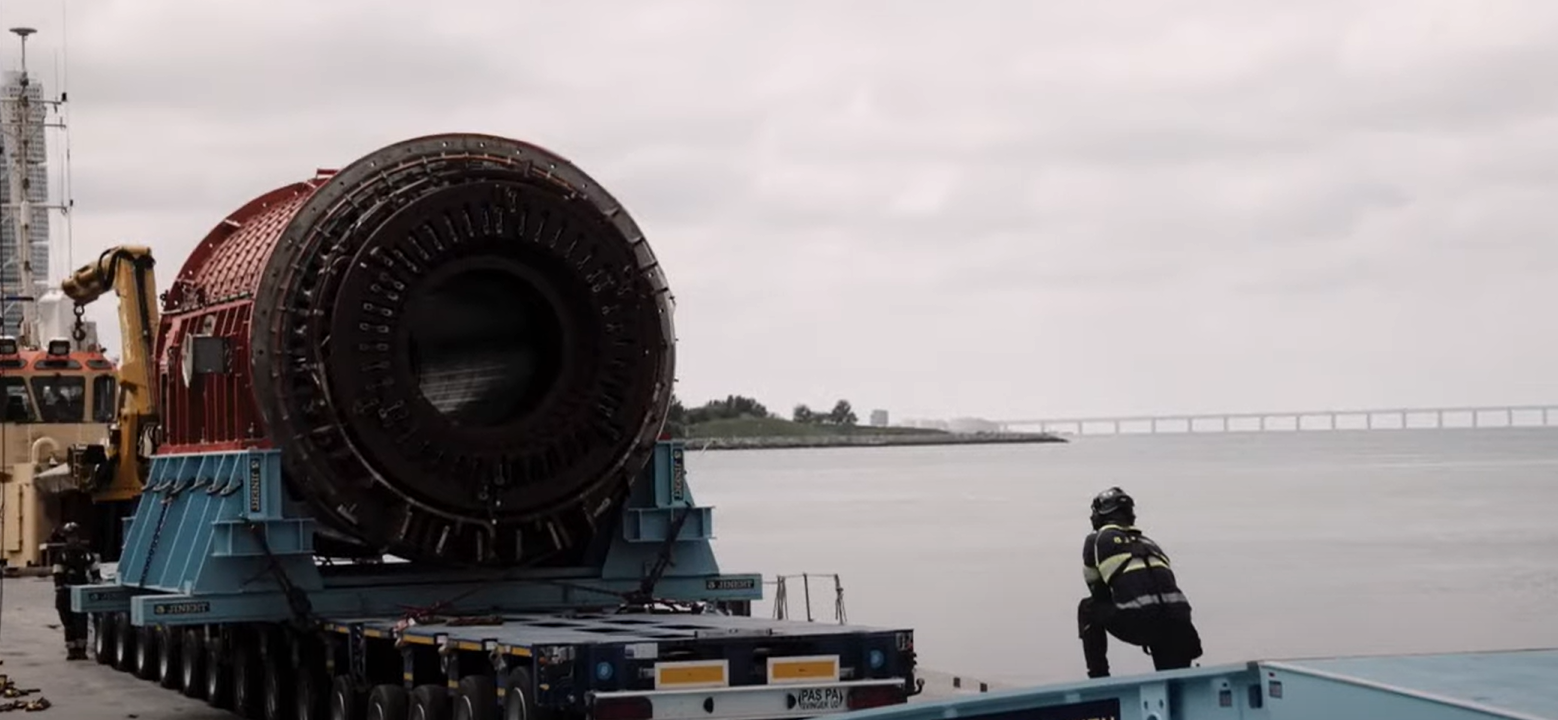 Pråmtransport av två statorer från en generator i Barsebäck, Sverige