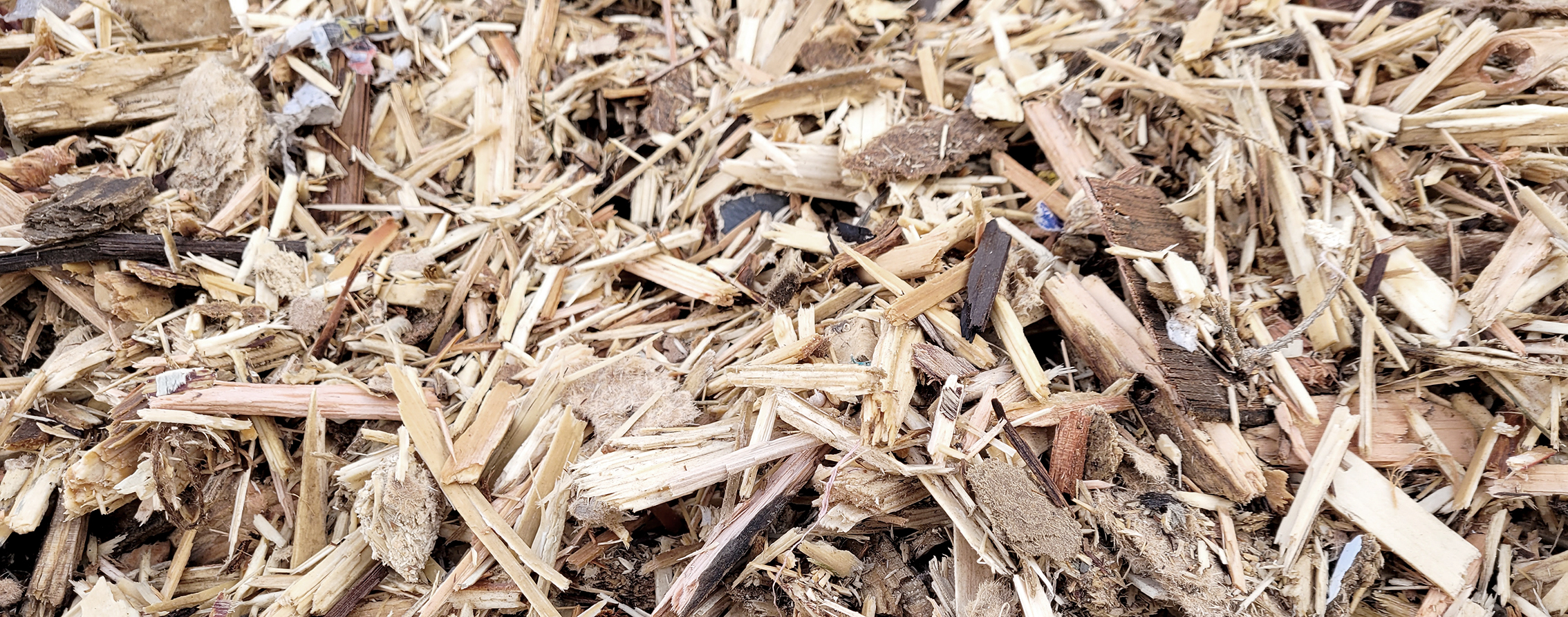 Puujätteen kierrätysprosessissa valmistettua kierrätyspuumursketta.