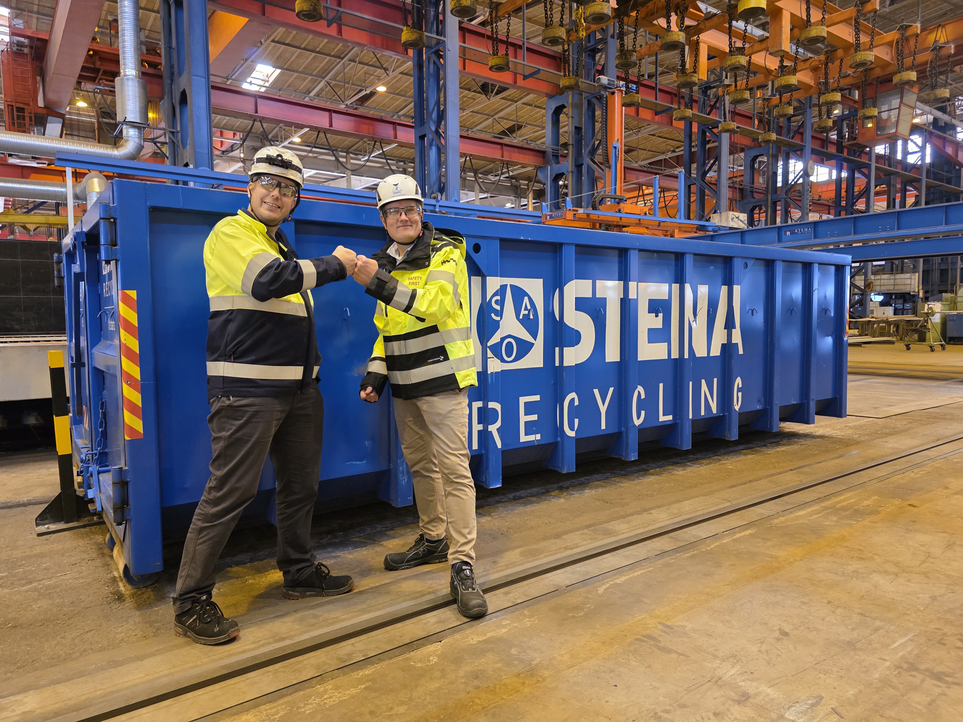 Laivojen valmistuksesta ylijäävät metallit lajitellaan ja kerätään lavoille