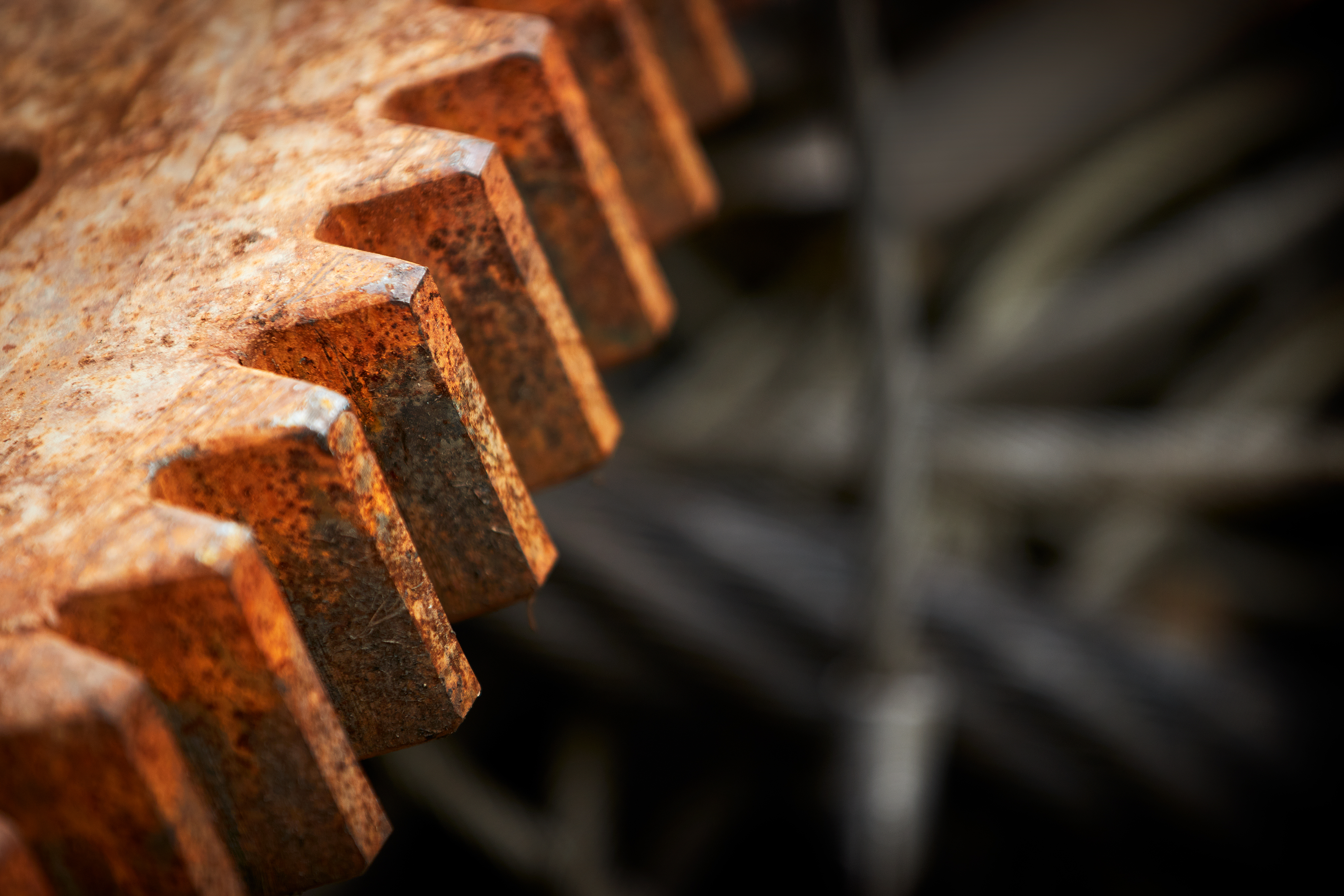 Närbild av ett rostigt metallkugghjul hos Stena Recycling