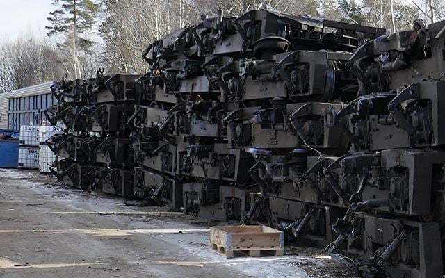 Delar från SJ tåg som ska vidare till en av Stena Recyclings återvinningsstation