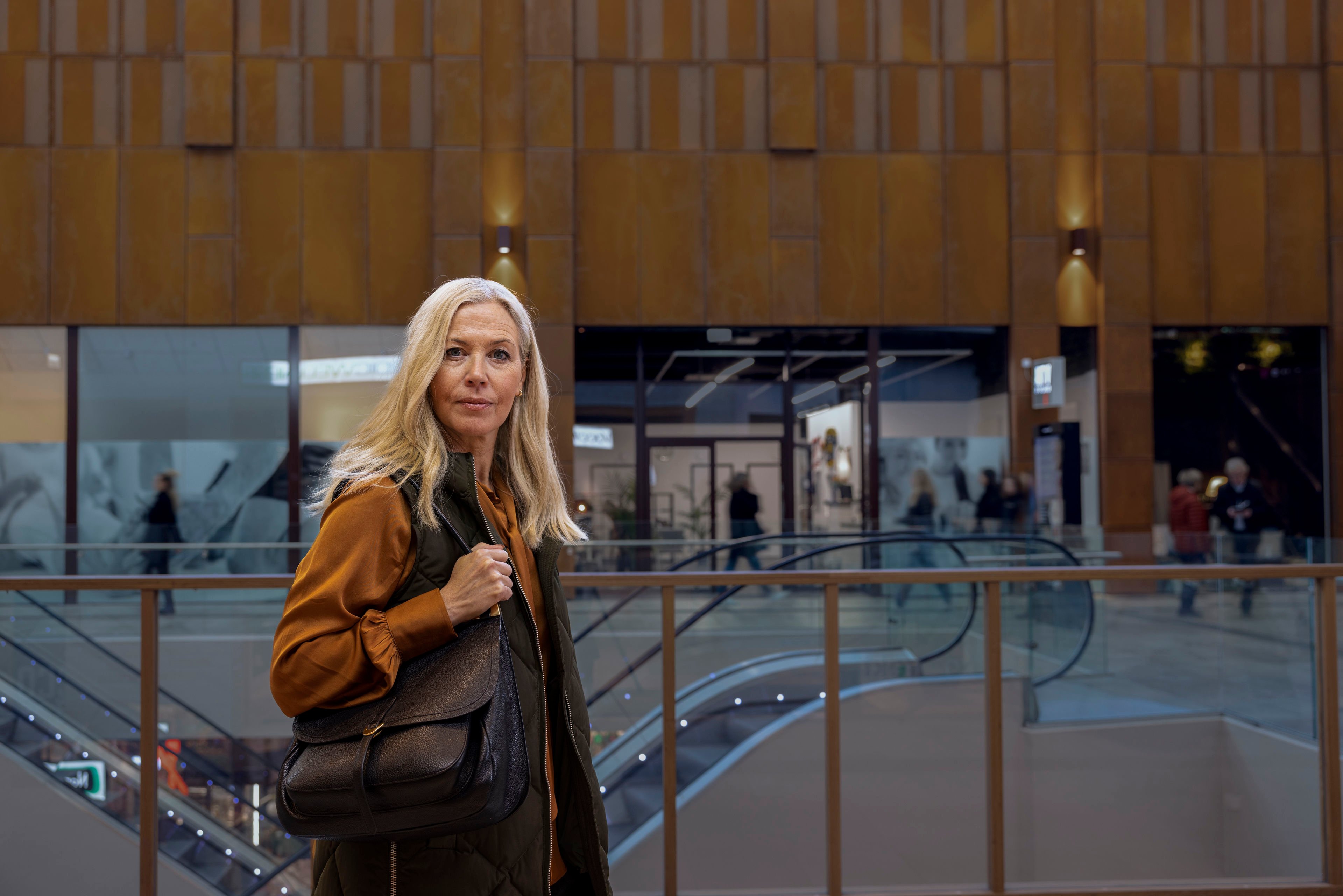 Blond kvinna i köpcenter