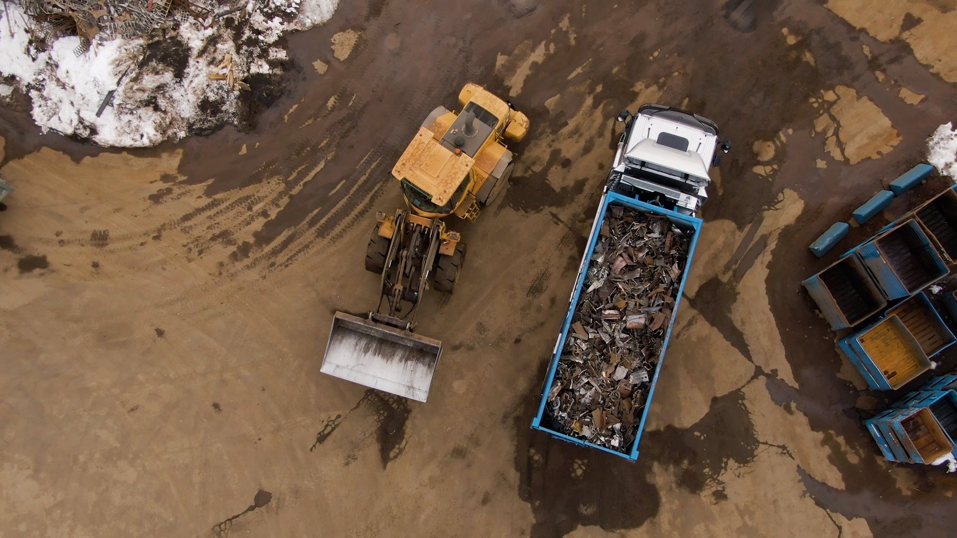 två bilar som kör inne på anläggning