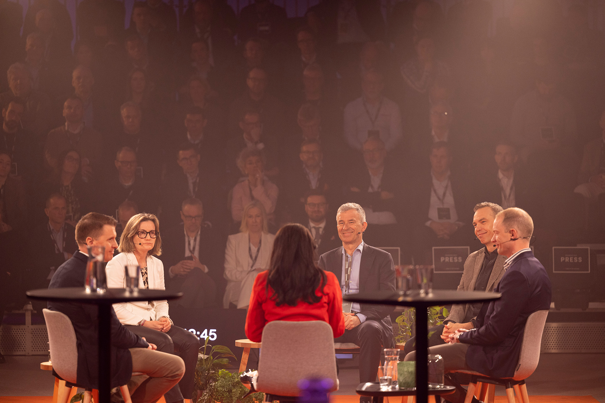 Wide View des Expertengesprächs bei der Eröffnungsveranstaltung im Stena Battery Recycling Center in Halmstad, Schweden