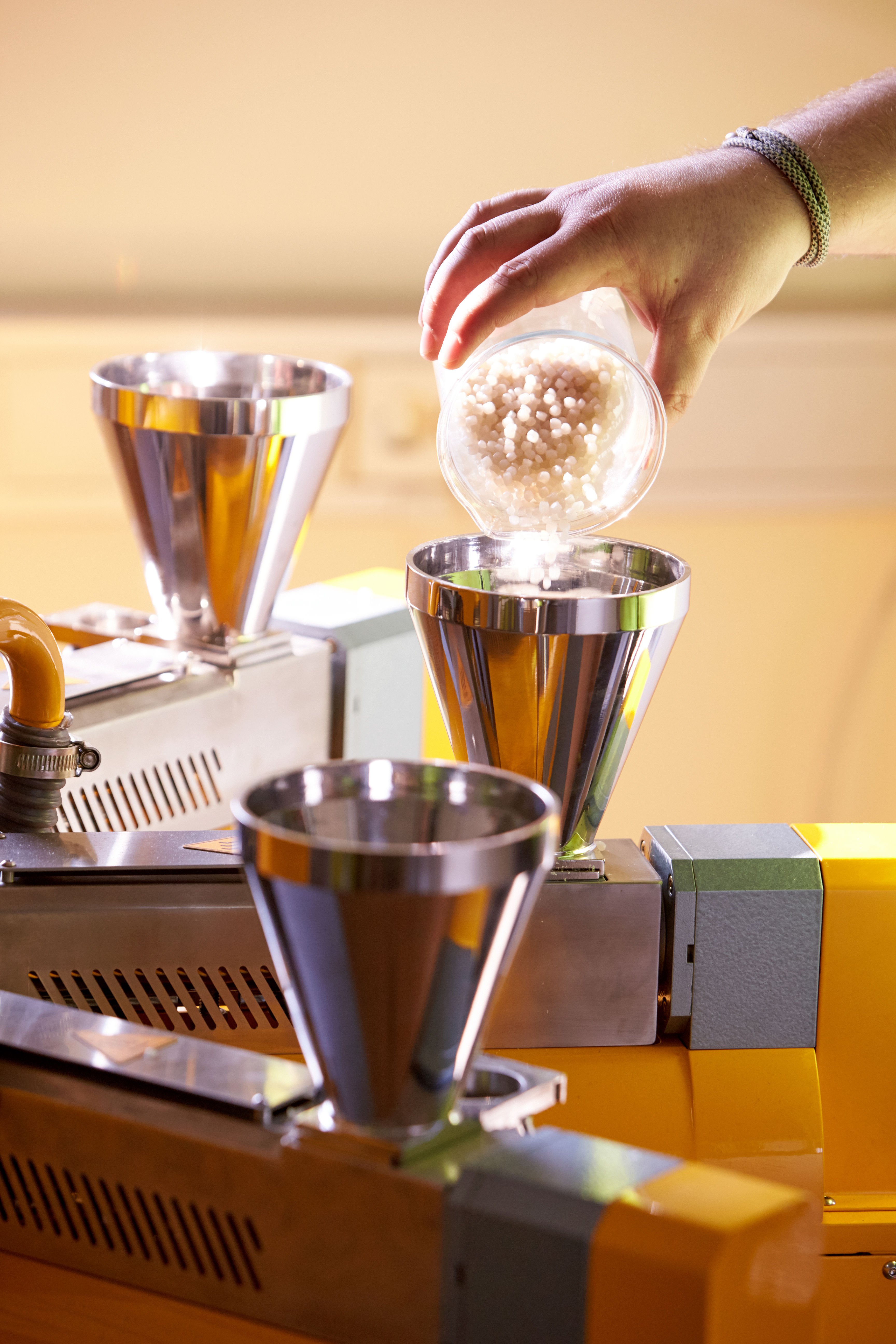 Högkvalitativa plastpellets tillverkade av återvunnen plast. De kommer snart att användas som råvara i nya plastprodukter.