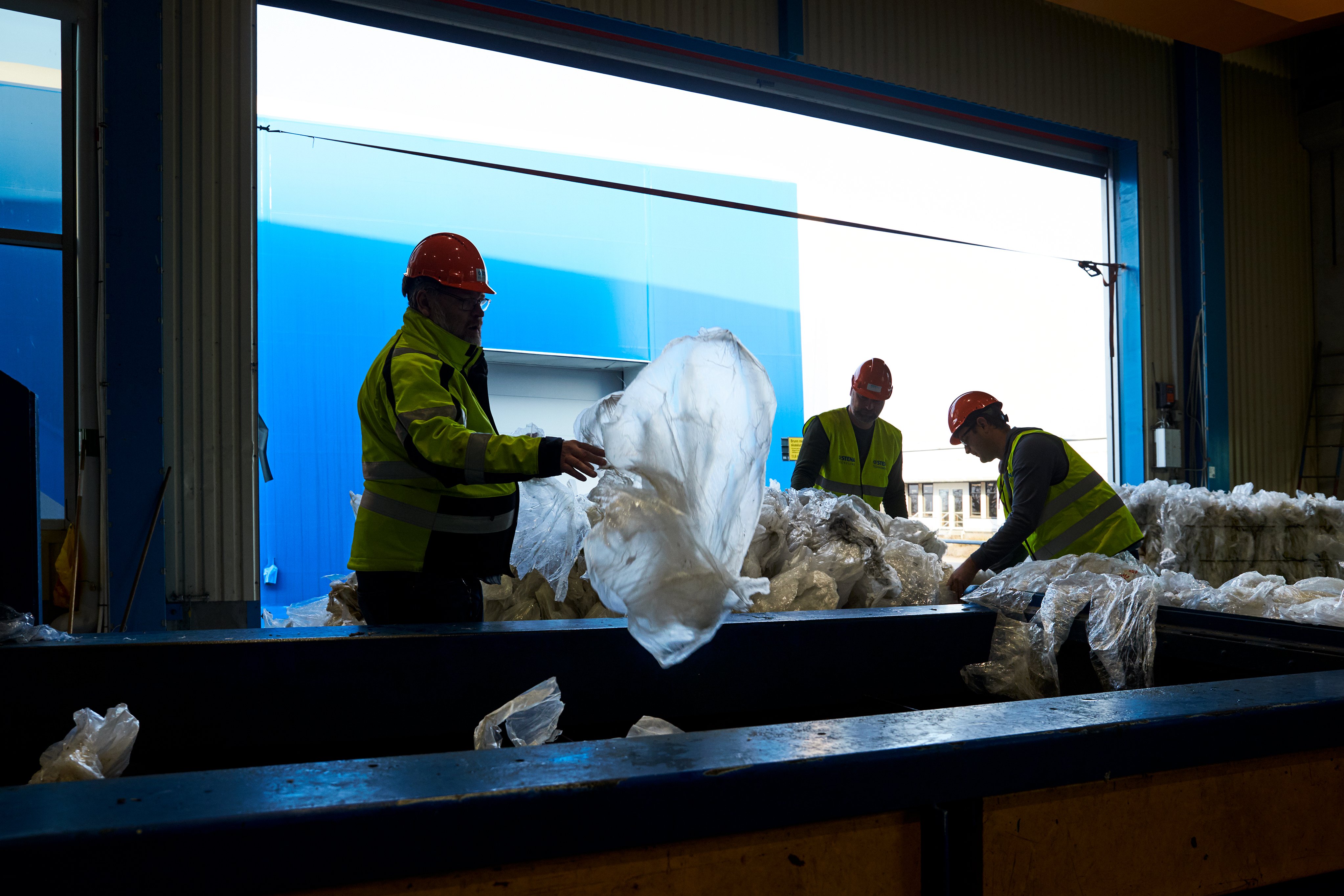 Stena Recycling anställda som jobbar med att sortera plast