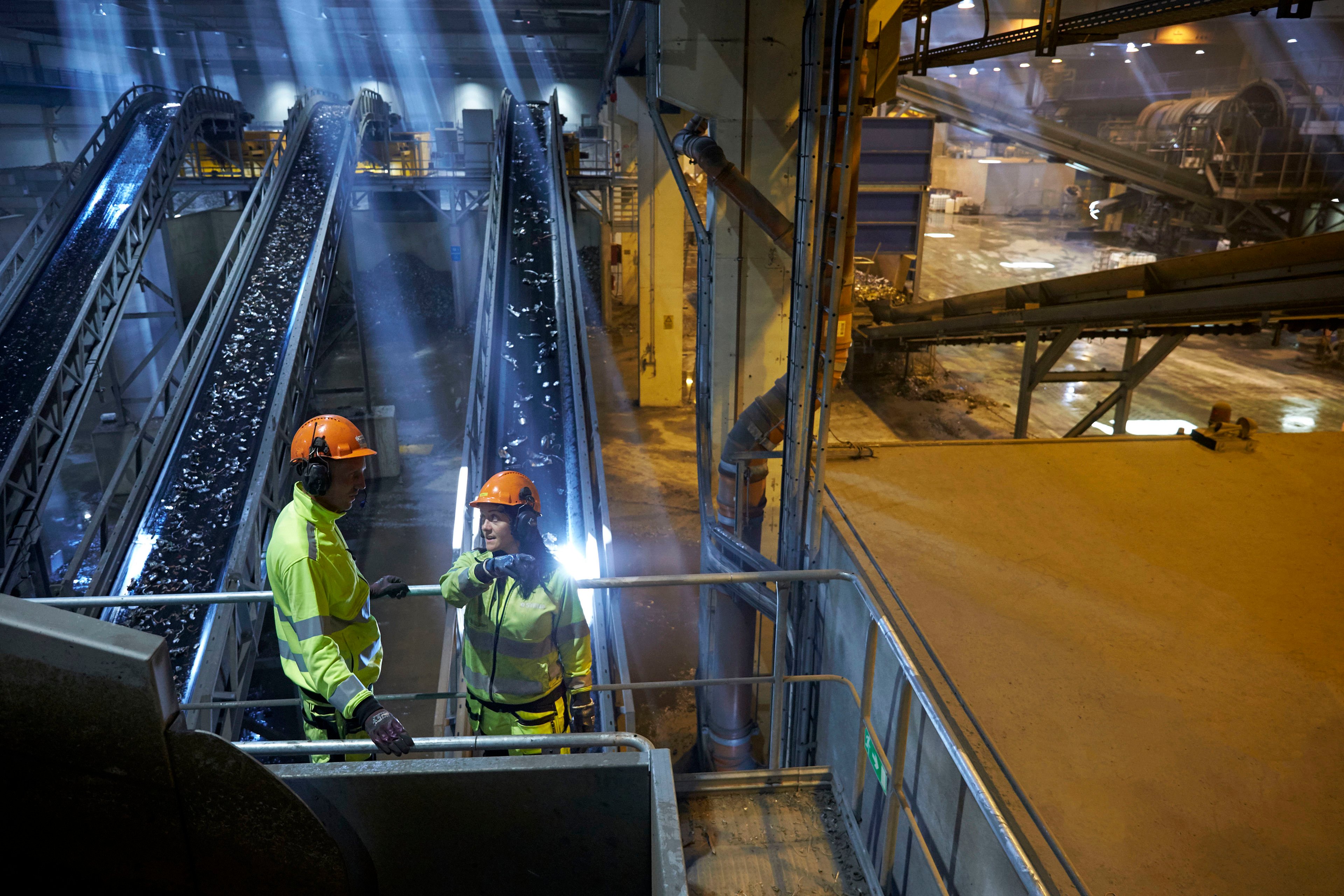 Two Stena Recycling employees discussing the production at Stena Nordic Recycling Center.