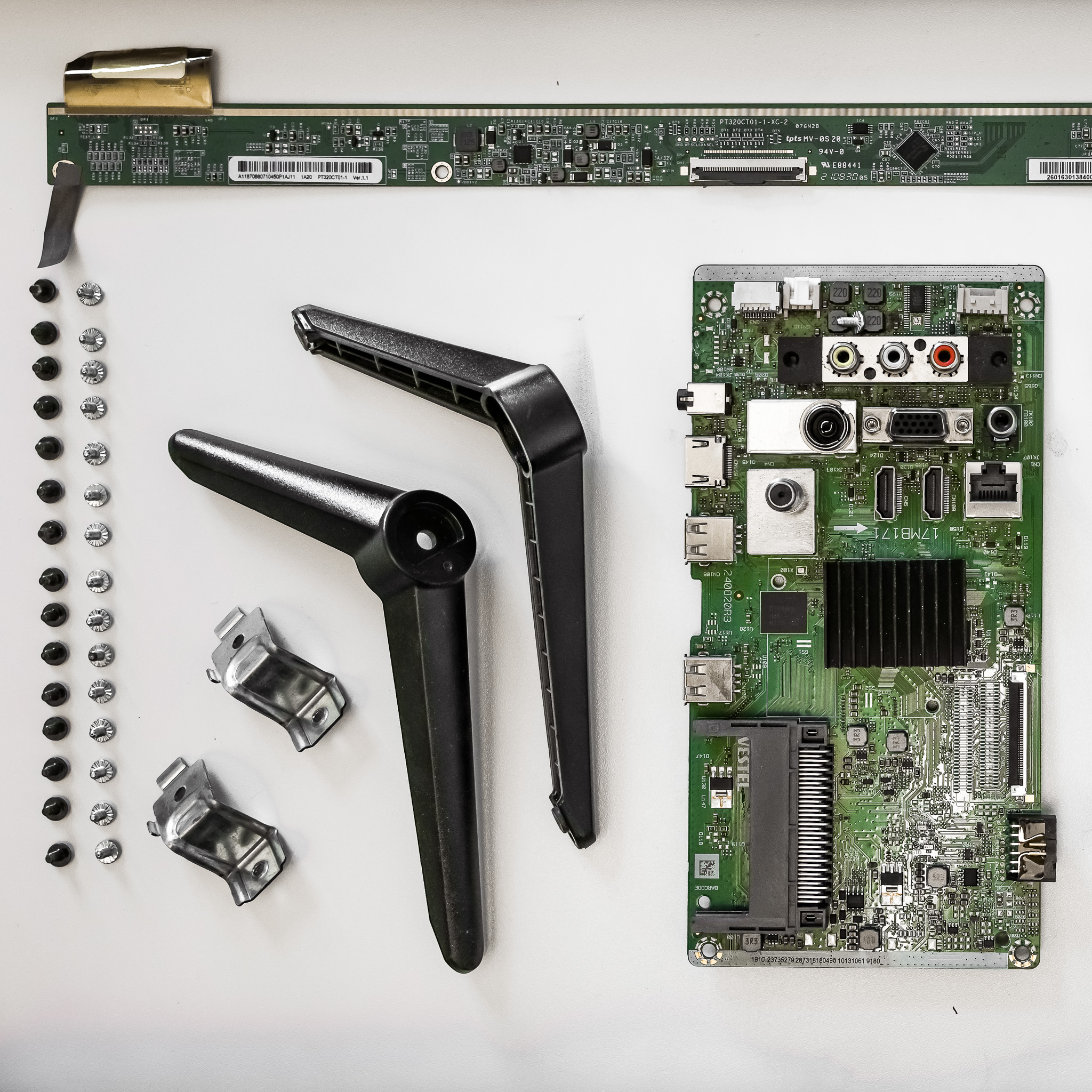 Komponenter av isärplockad tv