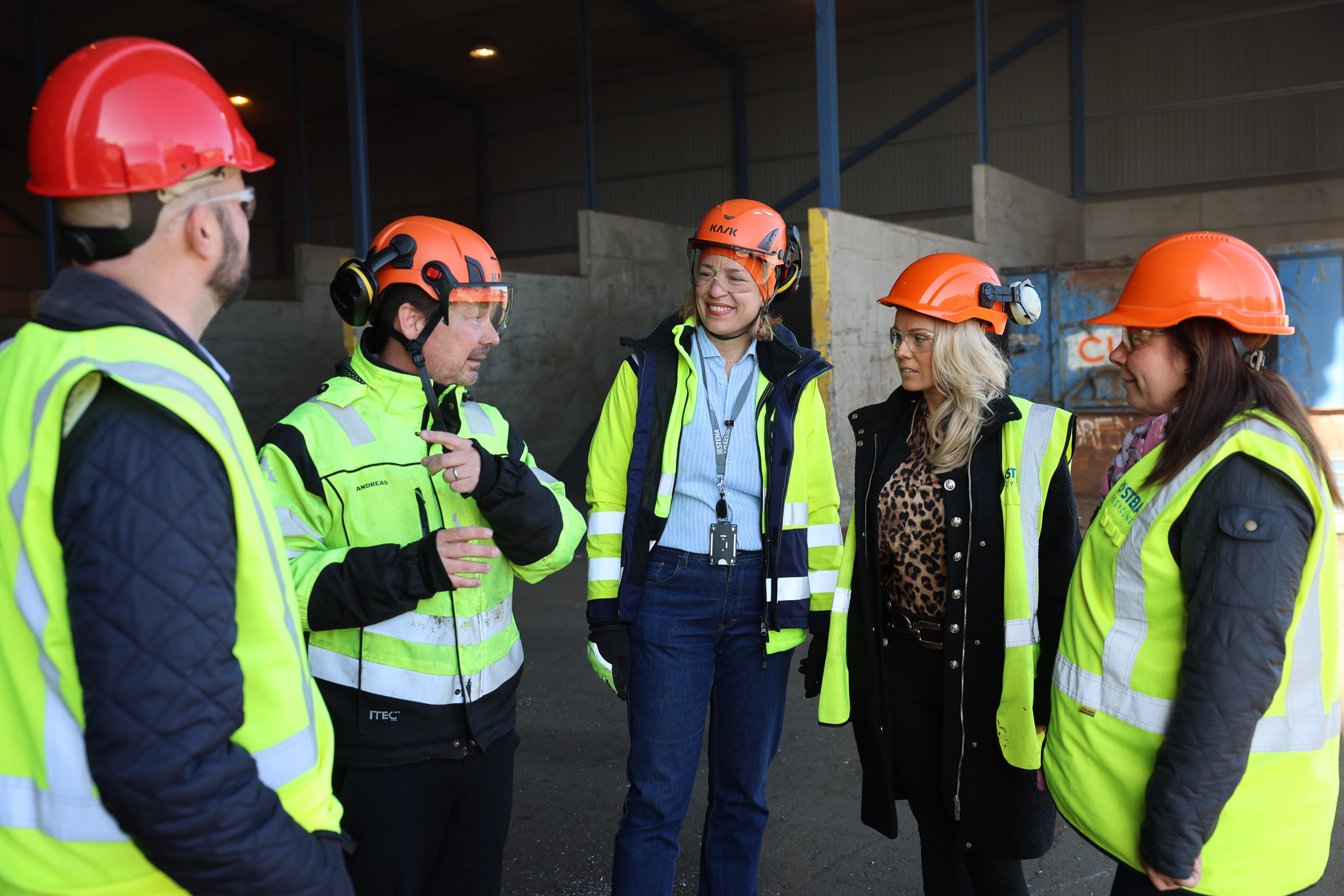 Sara Davidsson pratar med besökare