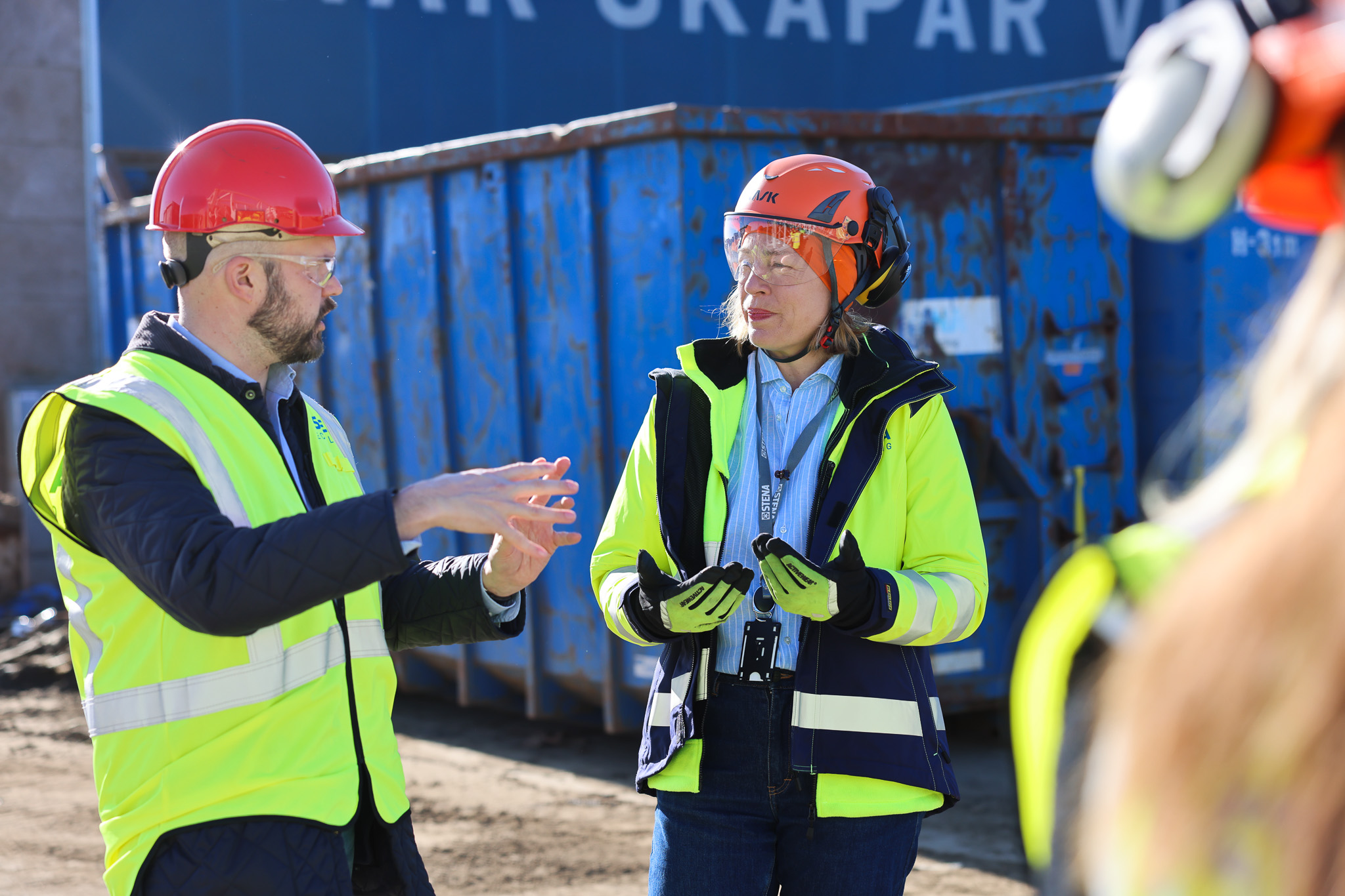 David Josefsson pratar med Sara Davidsson