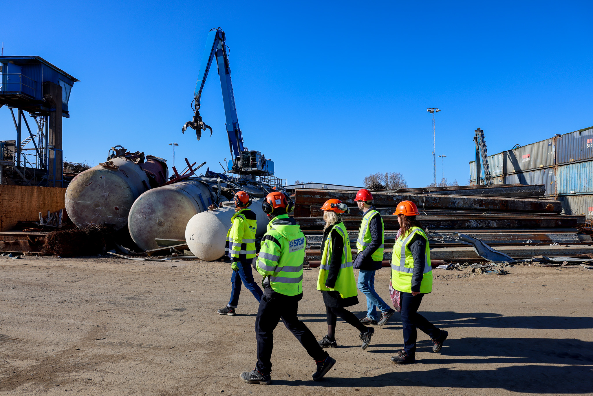 Grupp på gård gåendes