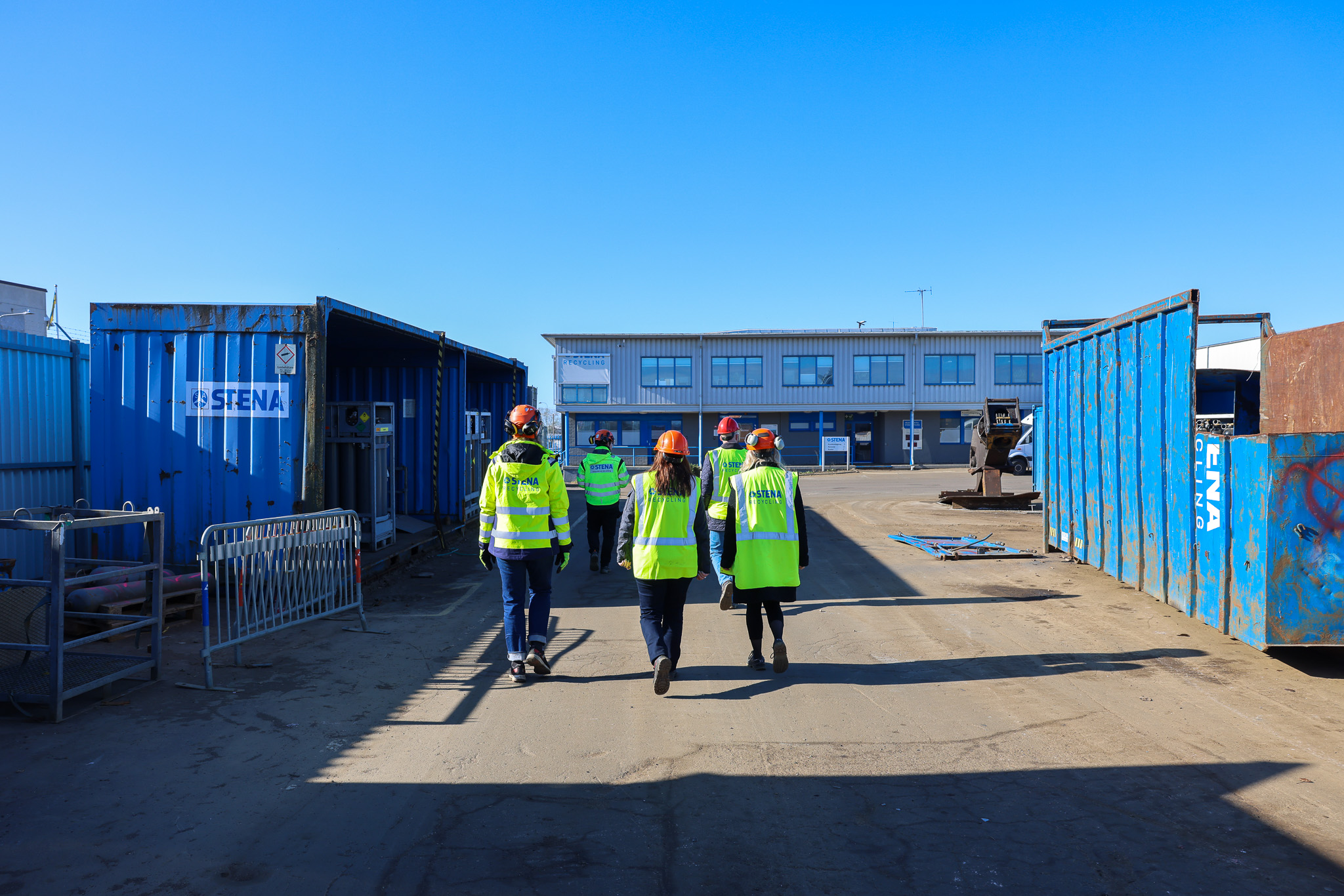 Personer gåendes till på anläggning