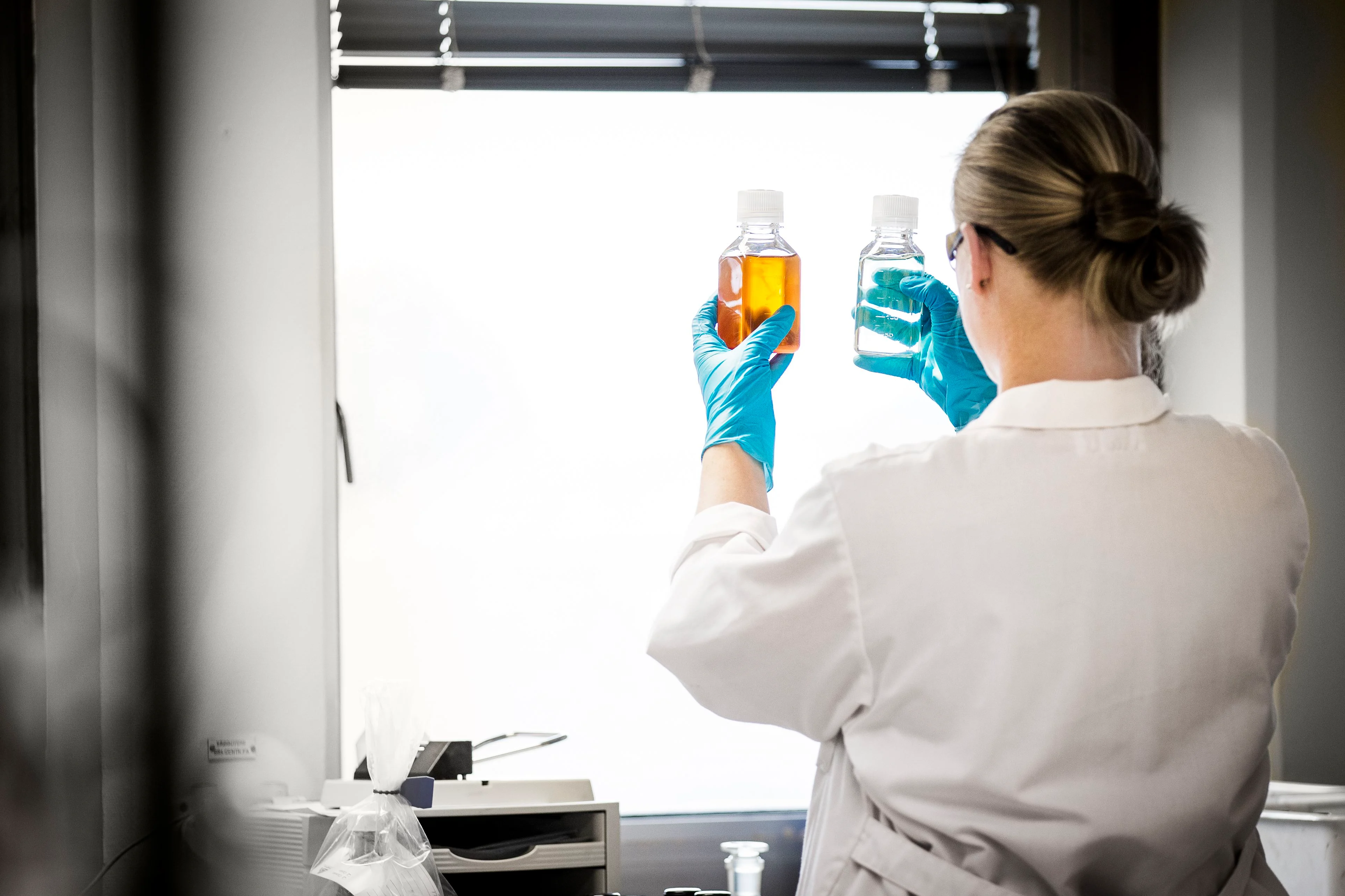 Stena Recycling forskare som jämför två vätskor