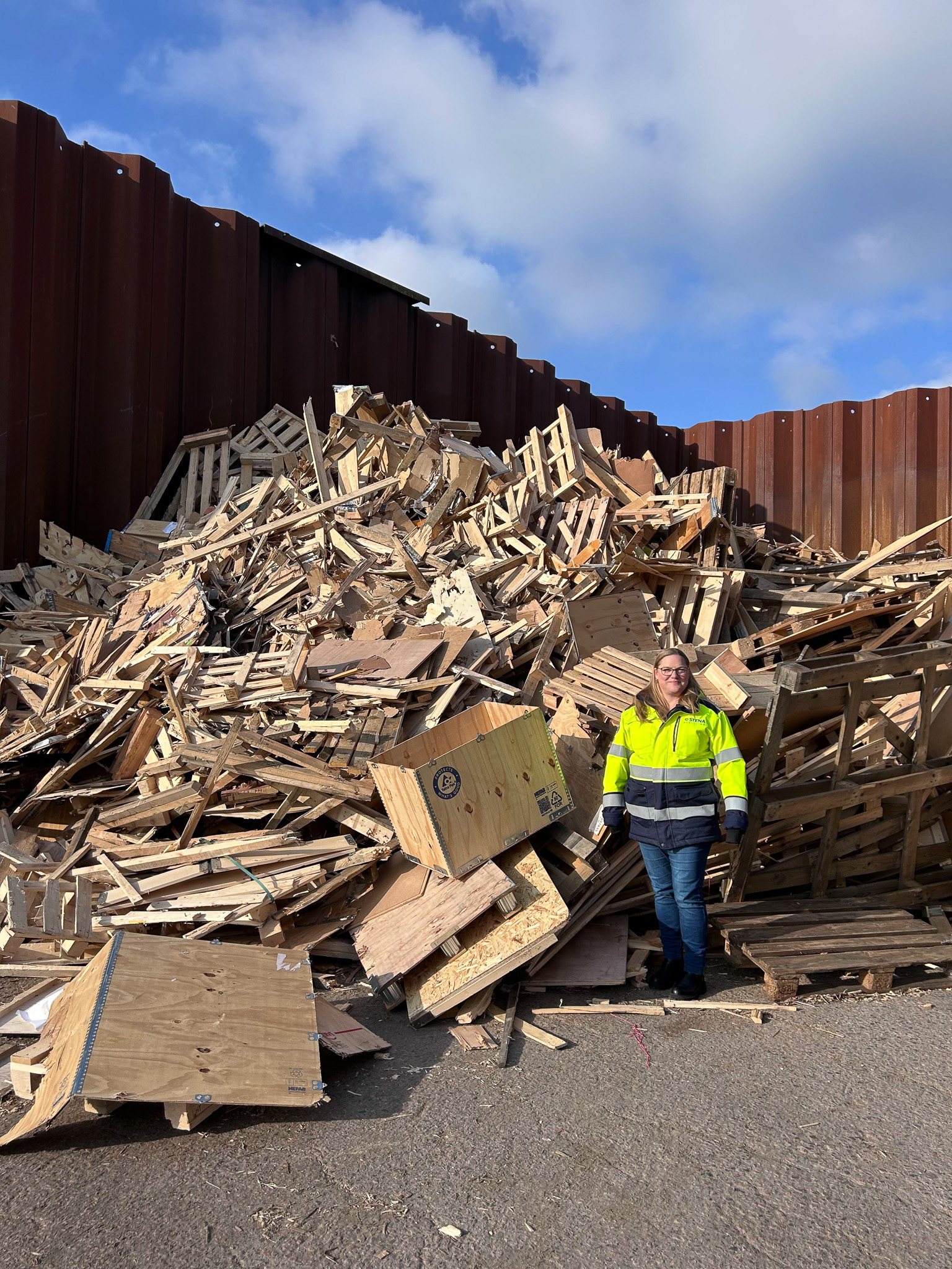 Sophie vid träemballage