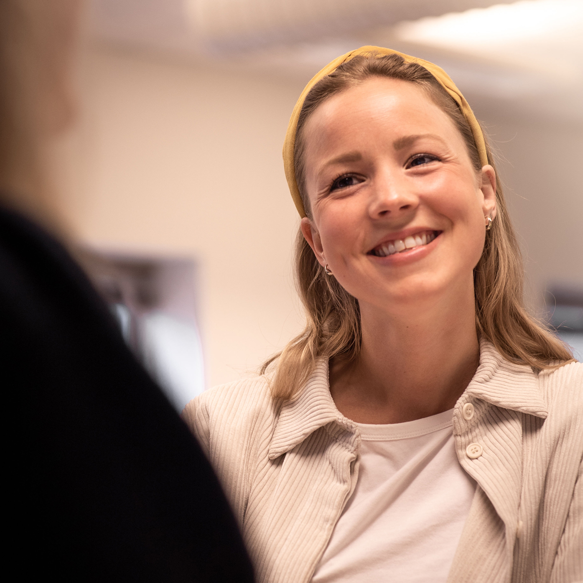 Närbild av en leende kvinna