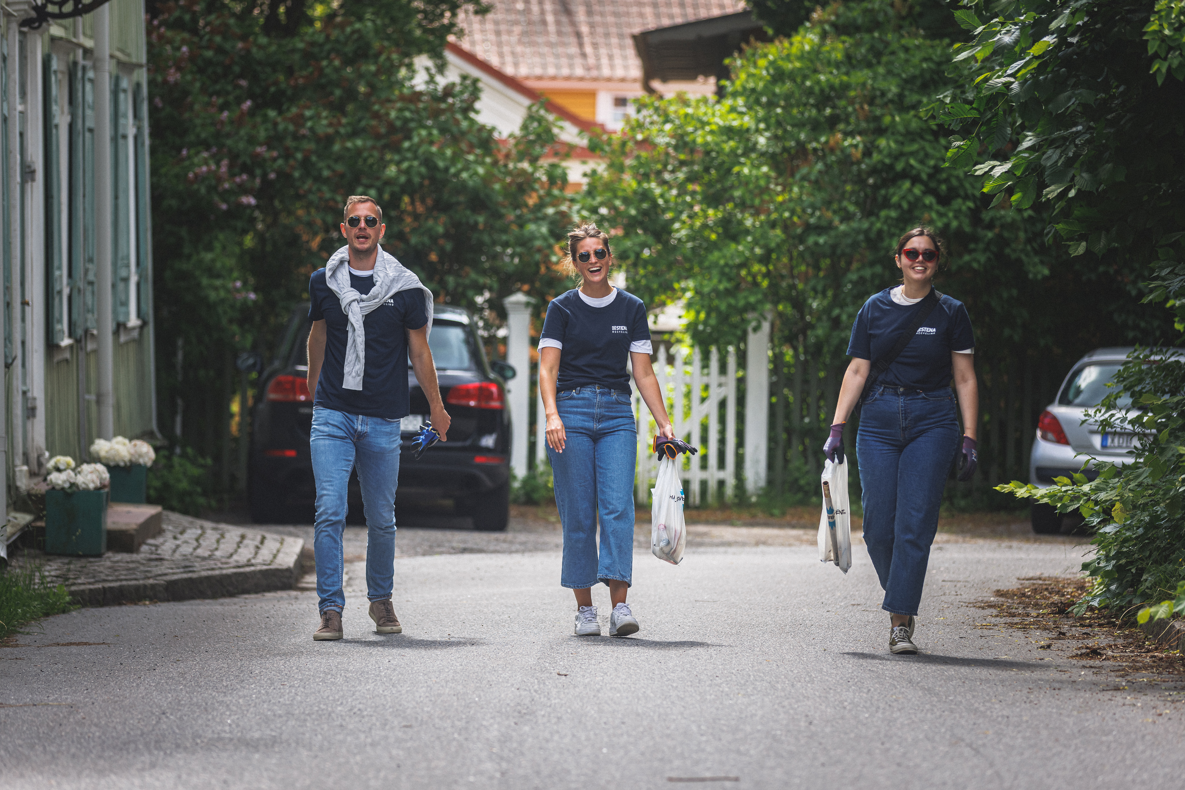 Tre personer som samlar skräp vid Sweden Re:Imagineds skräpplockardag