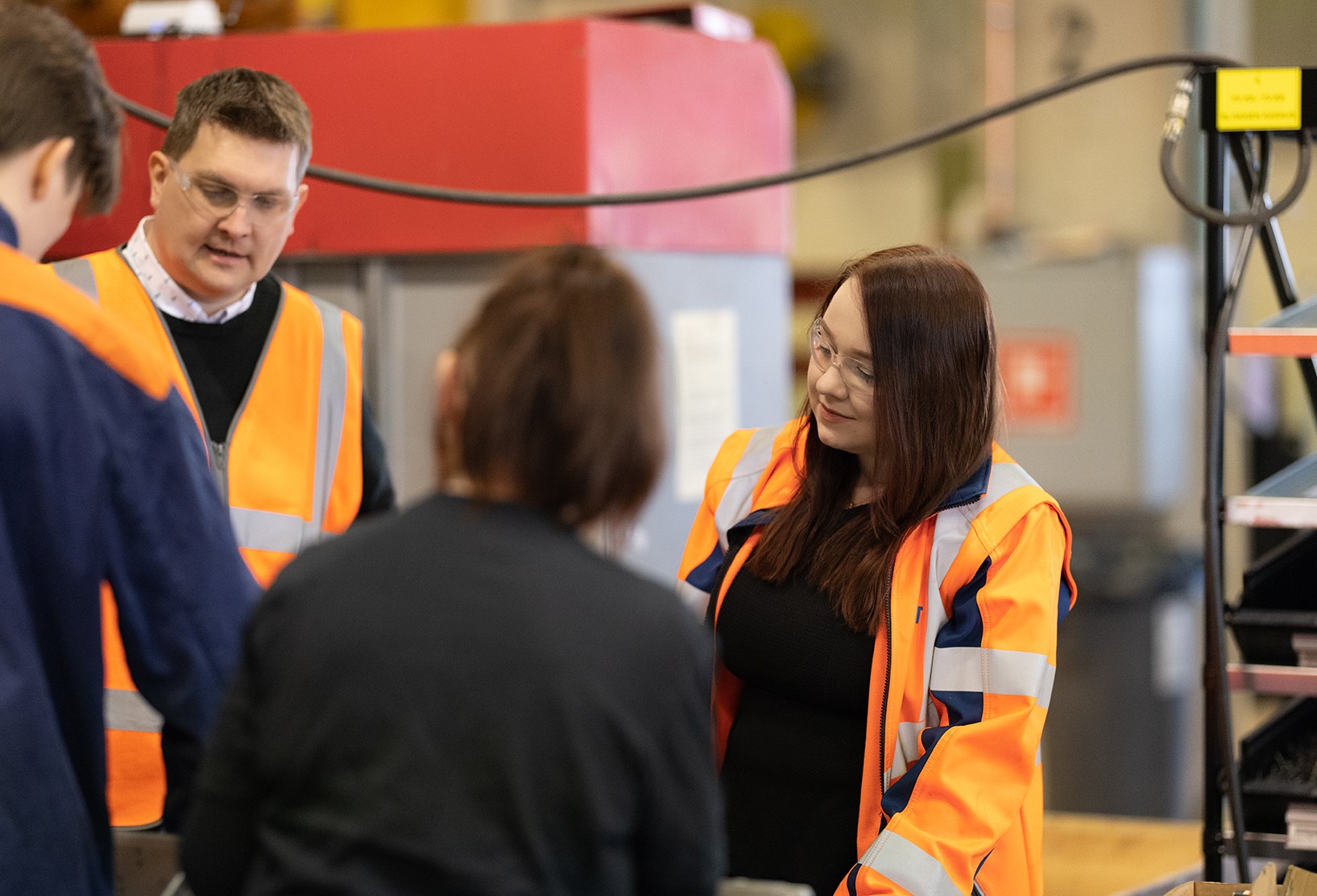 Temetin Kari Muukkonen ja Tuulikki Kujanpää keskustelevat tuotannon kanssa
