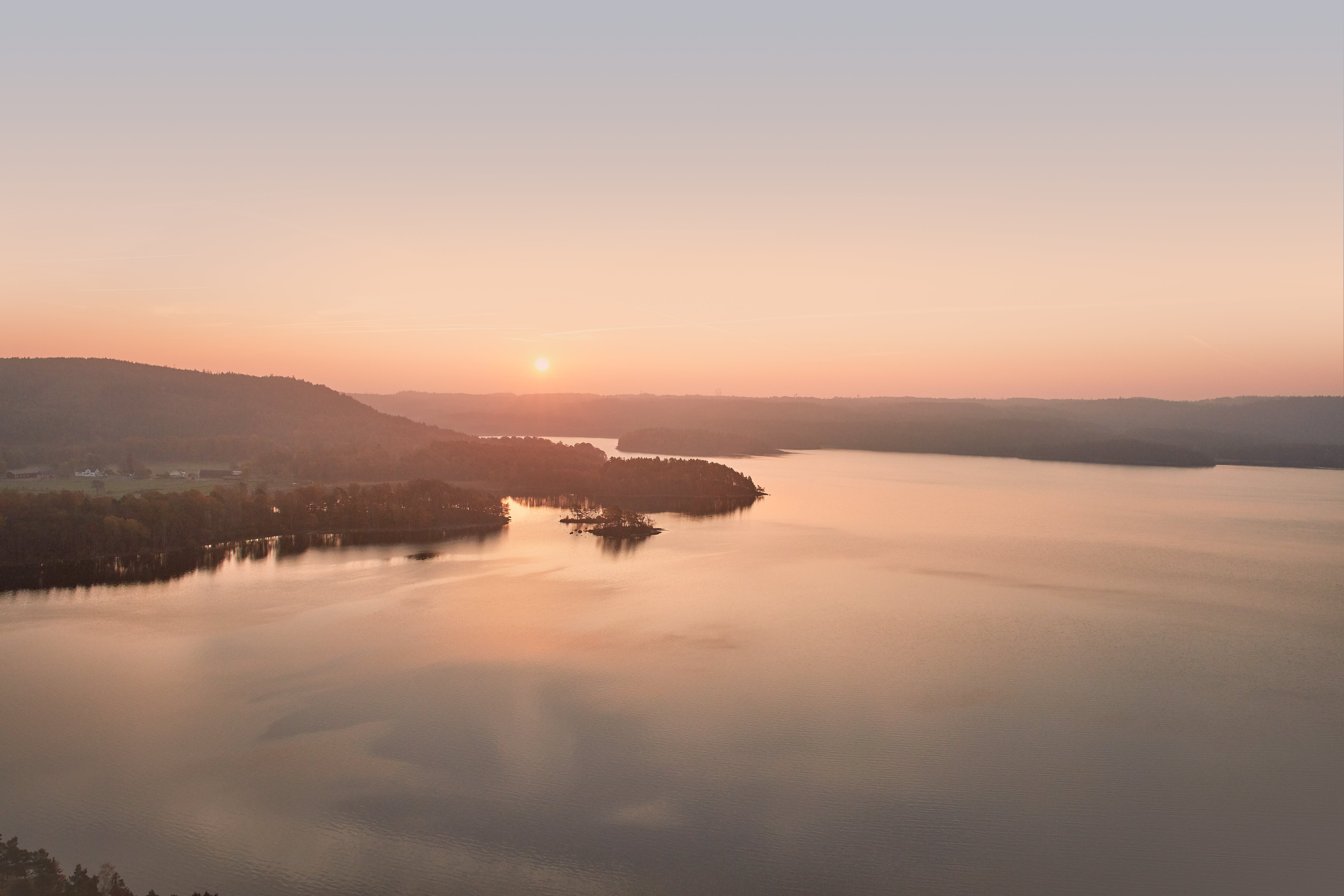 Flygbild av solnedgången vid den svenska västkusten
