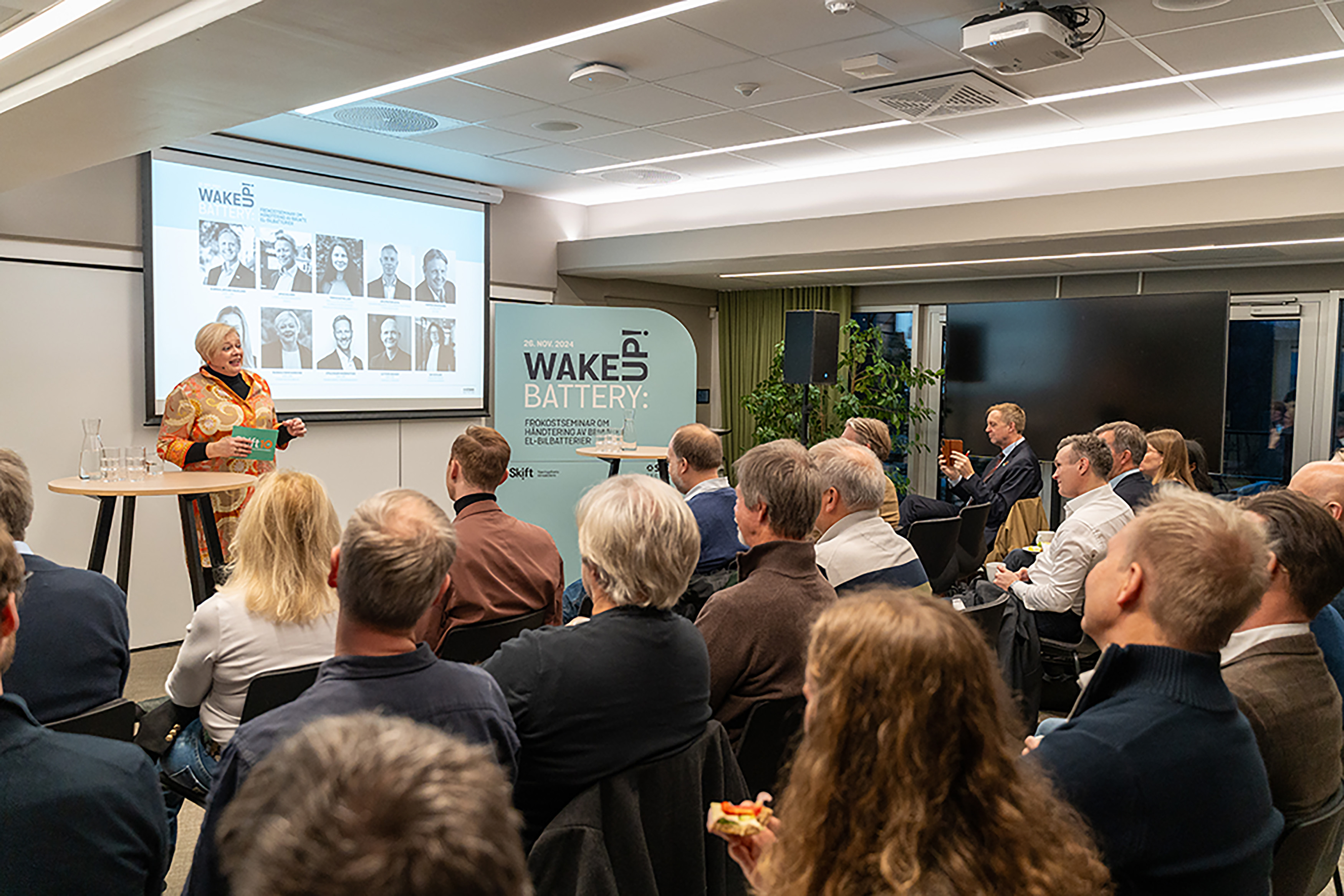 Utsikt over publikum og scenen på Wake Up Battery-seminaret.