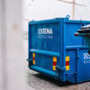 En Stena Recycling container stående på en gård.