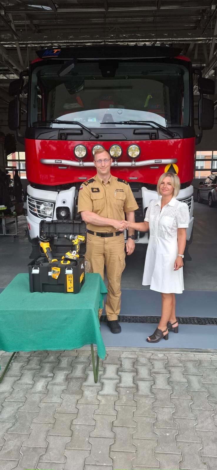 Iwona Korniluk przekazuje elektronarzędzia od Stena Recycling