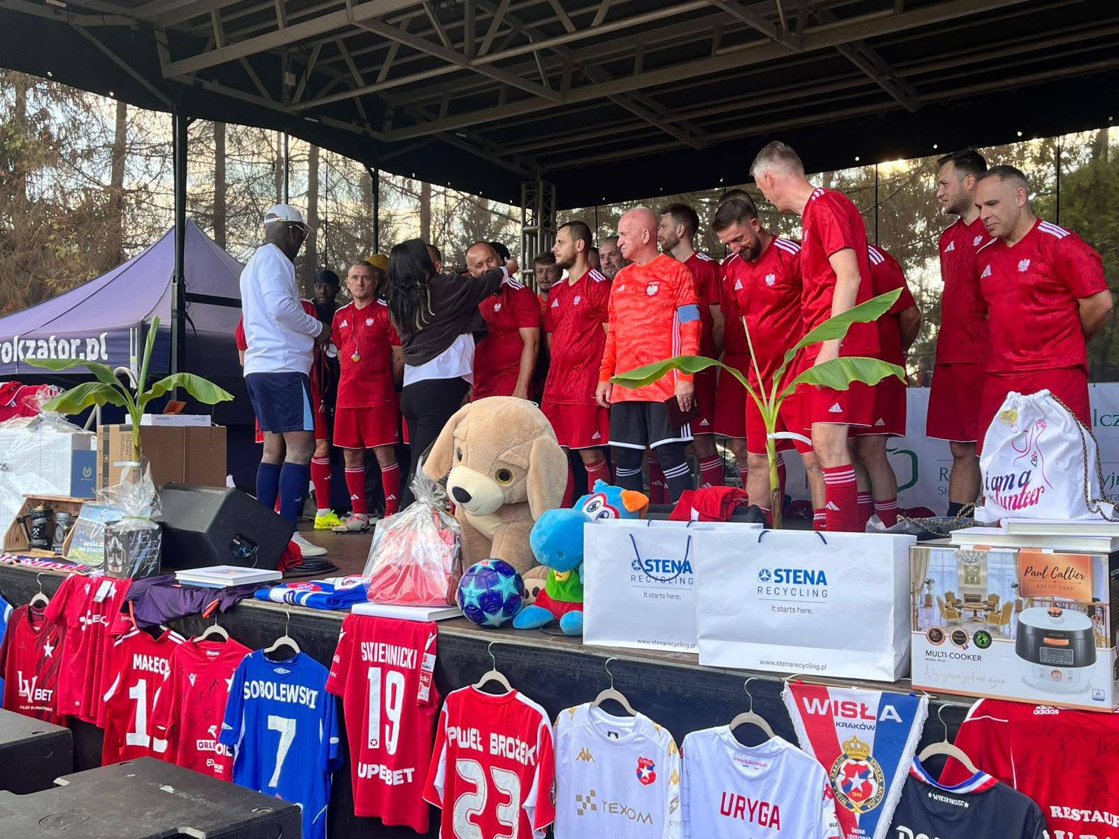 Zawodnicy meczu charytatywnego na rzecz Jacka