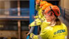 Ein Nahaufnahme von vier Stena Recycling-Mitarbeitern in Schutzkleidung, die zusammen im Stena Nordic Recycling Center stehen