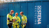 tre personer og en container
