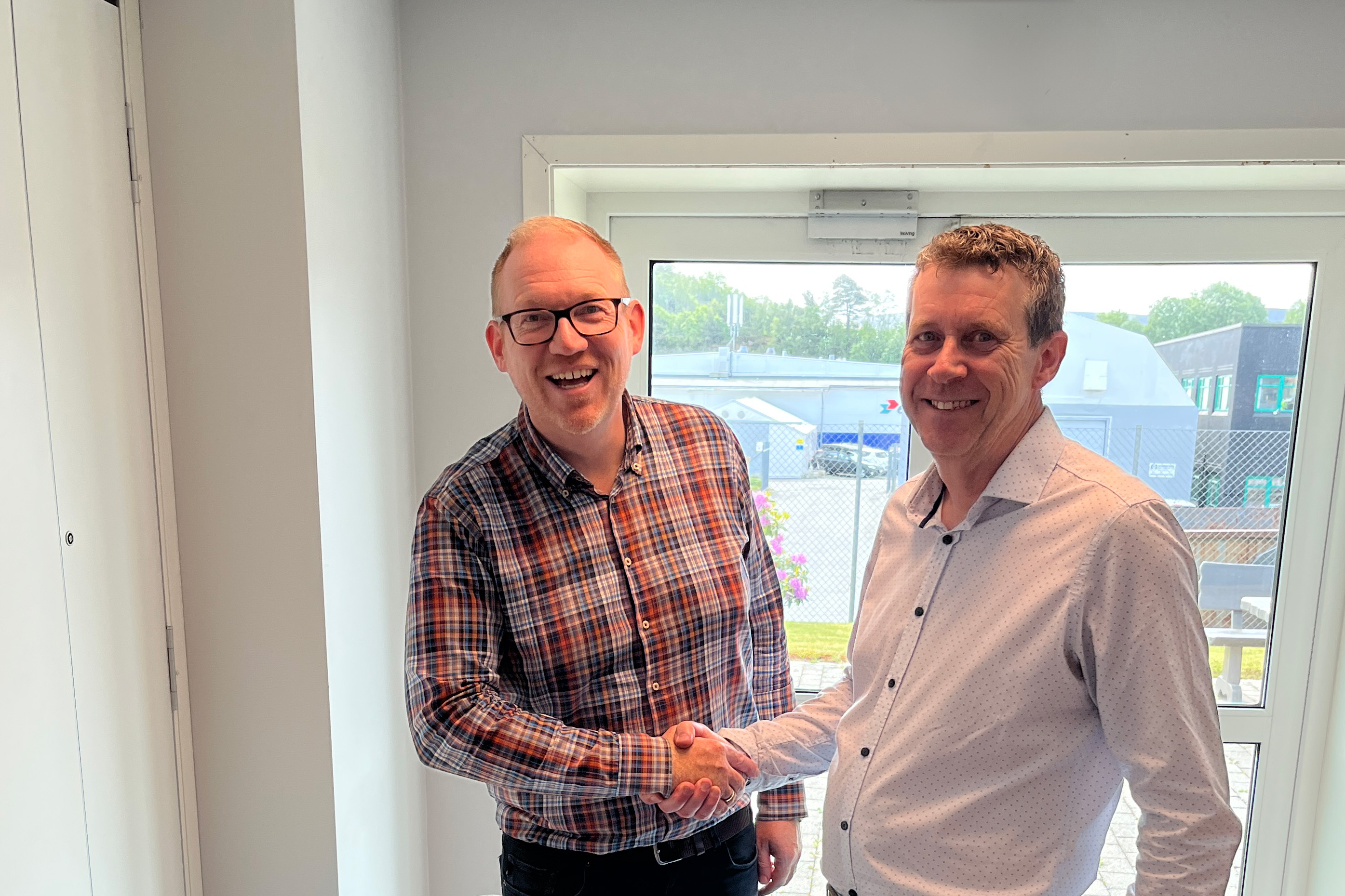 To men shaking hands