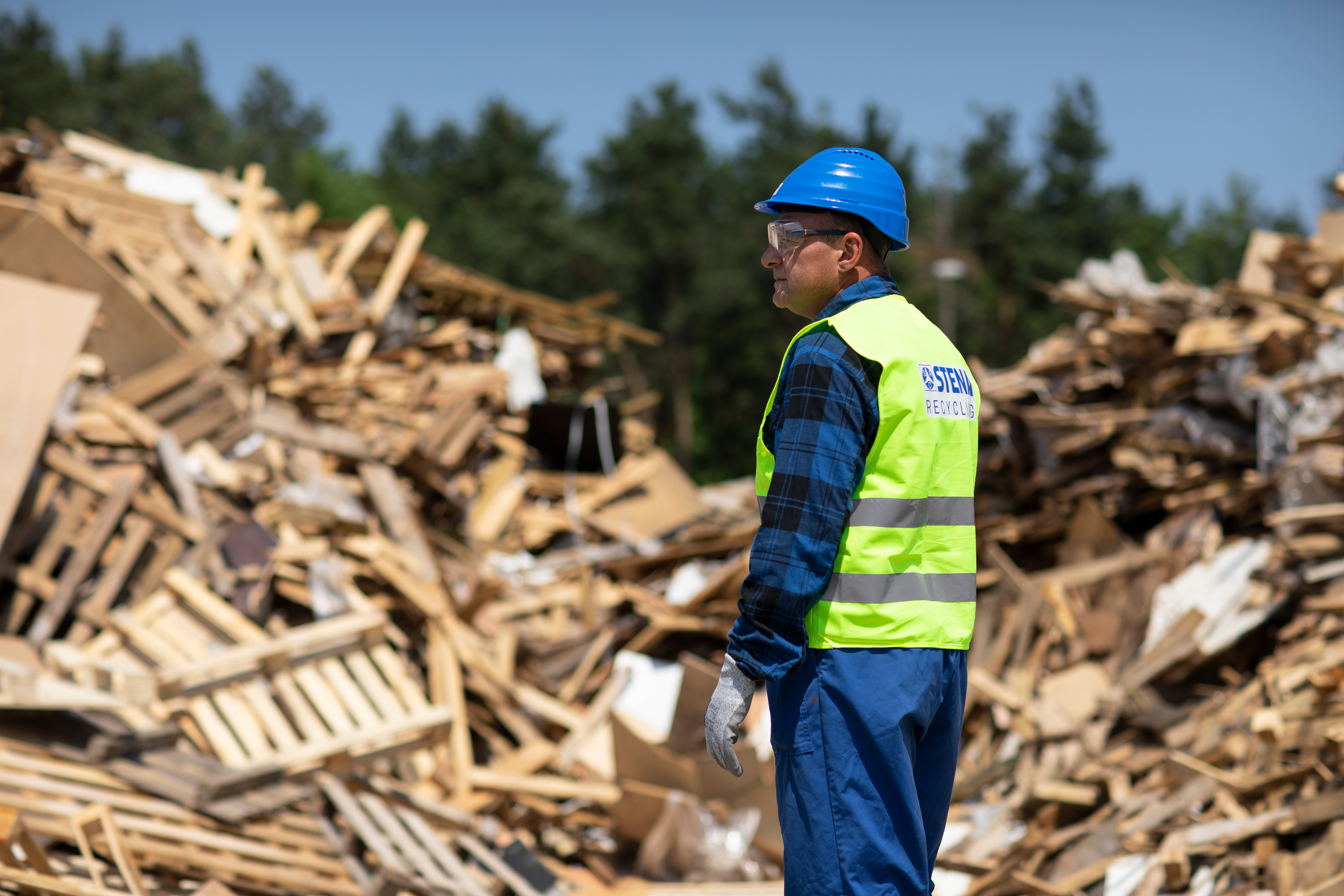 Stena Recycling employee next to construction site