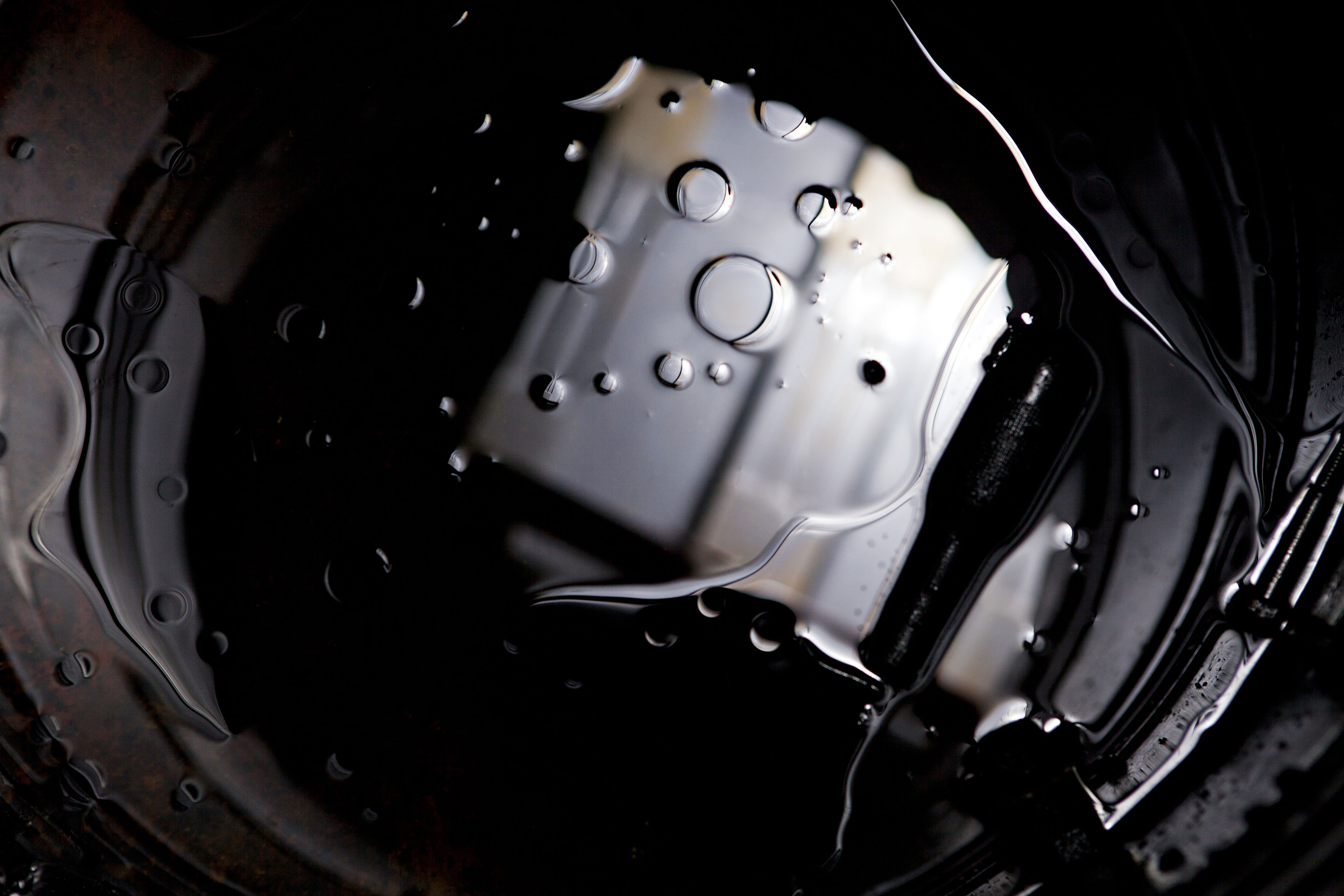 Bortskaffet olieaffald, der er klar til at blive genanvendt som farligt affald.