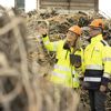 Nainen ja mies tutkivat romumetallikasaa