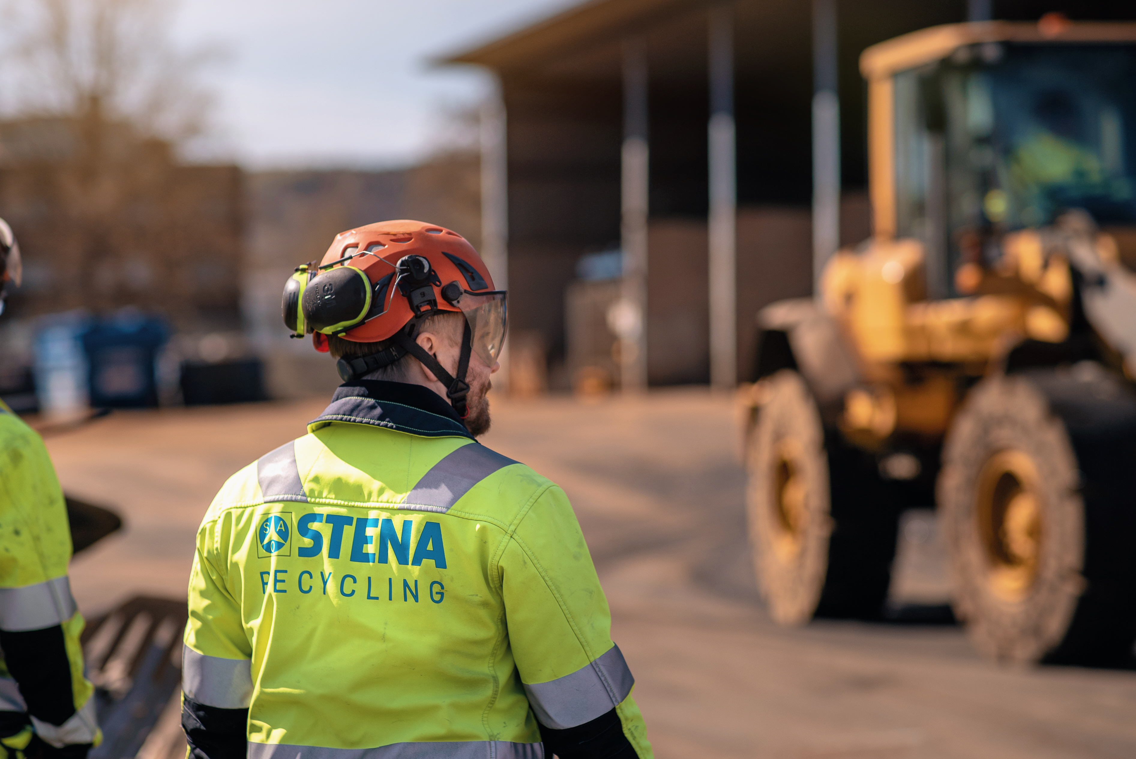 A male Stena Recycling expert dressed in protective workwear, working in an infrastructure project.