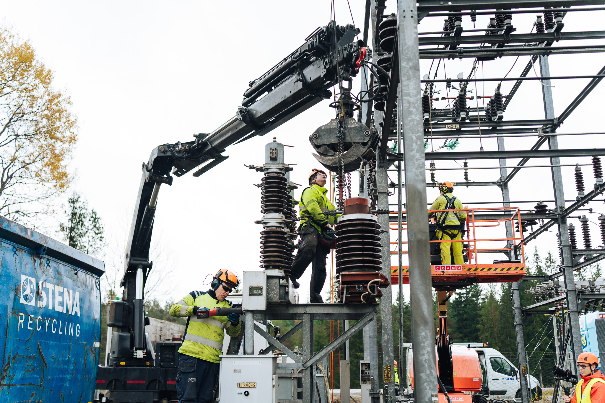 Rivning av ställverk, tre varselklädda personer jobbar på olika nivåer