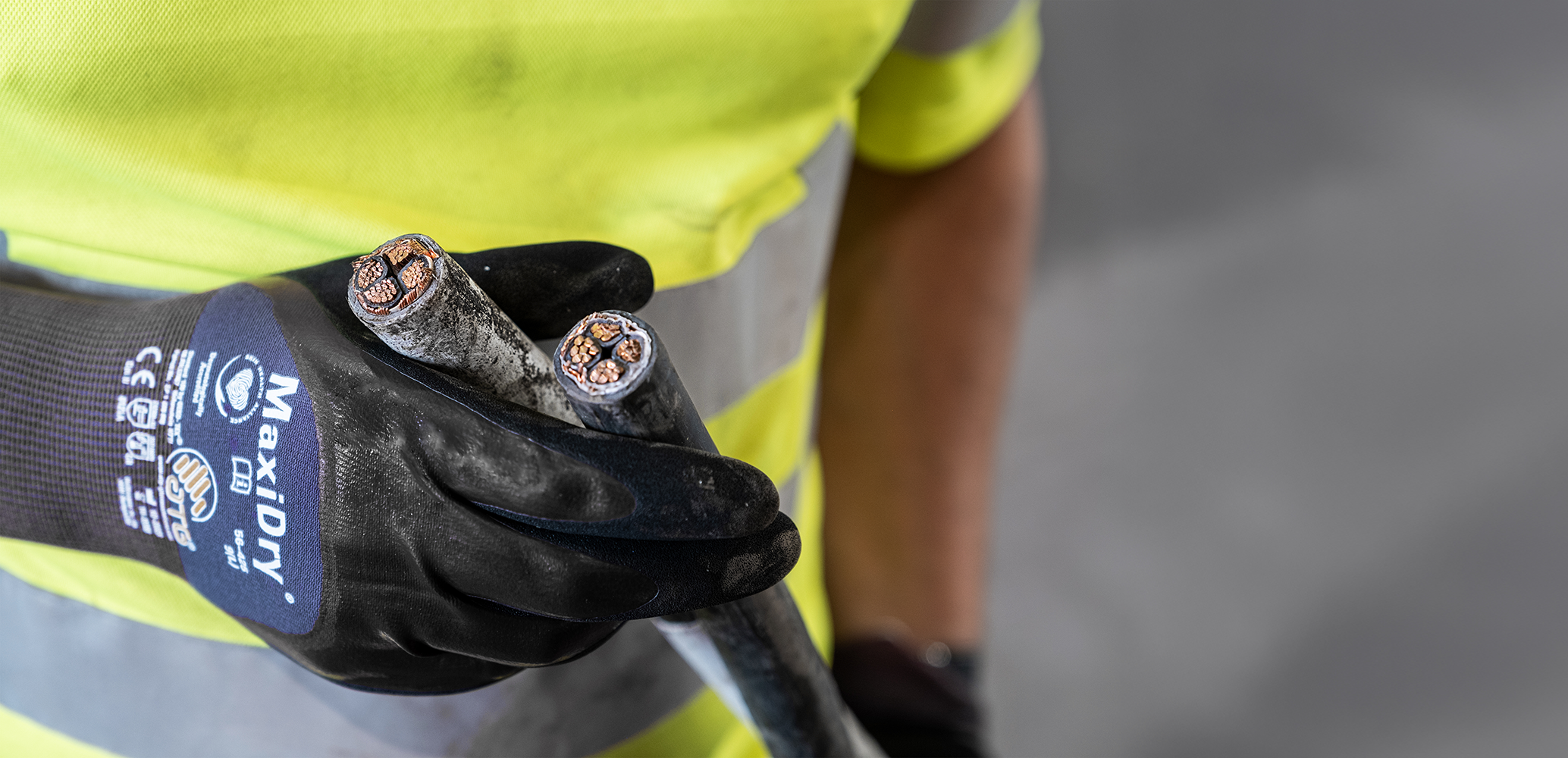 Person som håller i koppar kabel