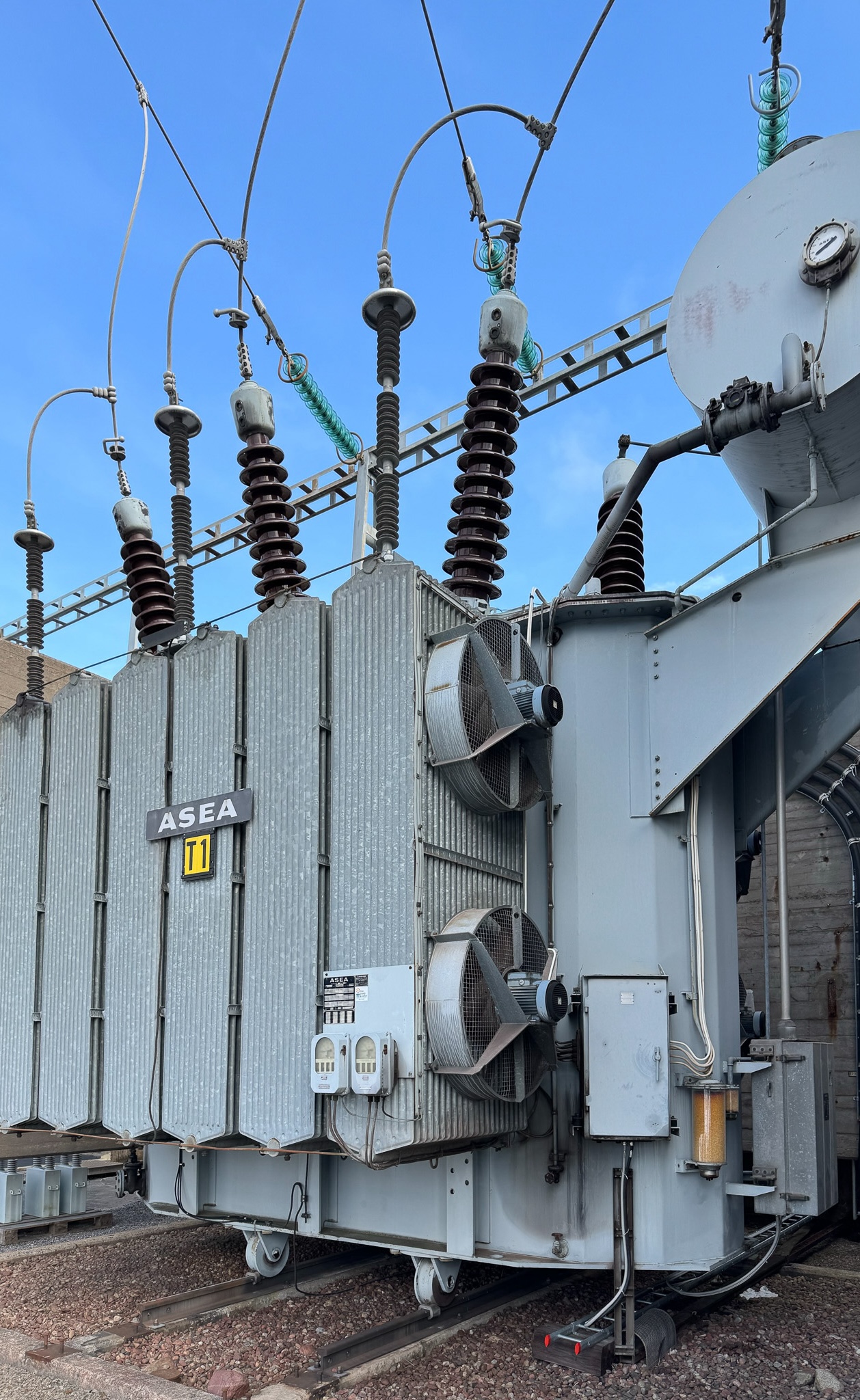 ställverk i solsken med blå himmel