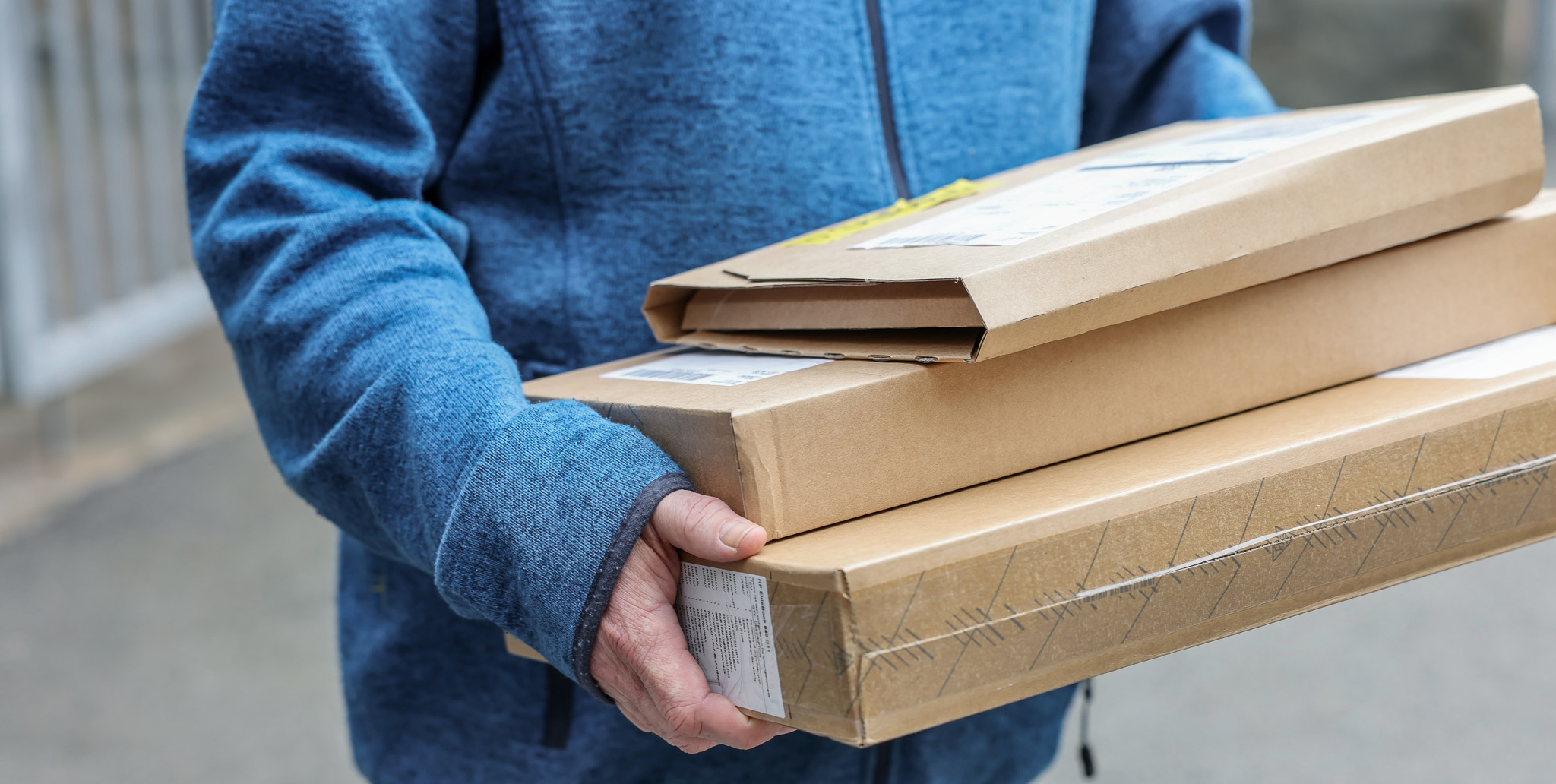 Person som håller i paket