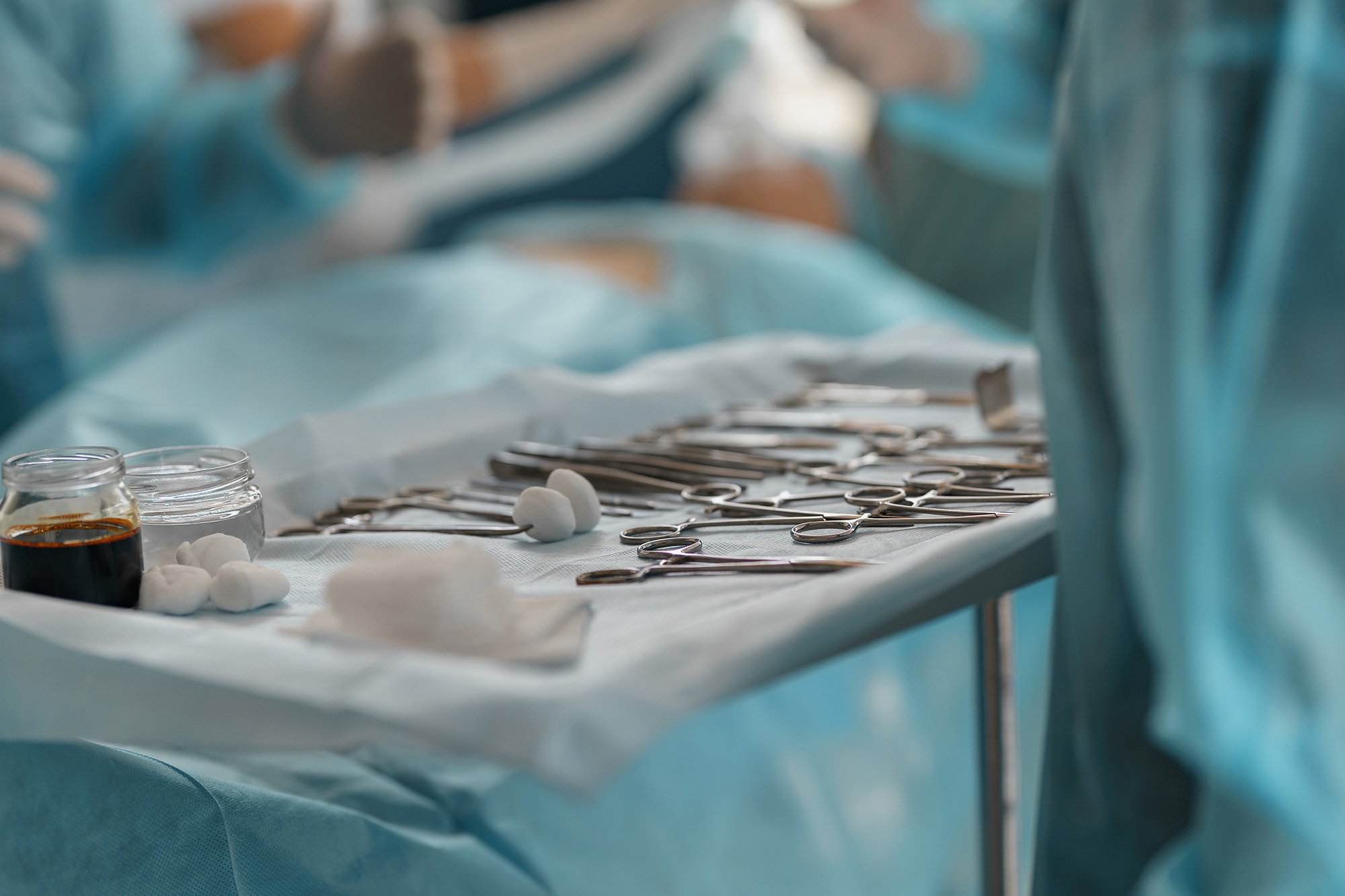 Närbild av operationsinstrument