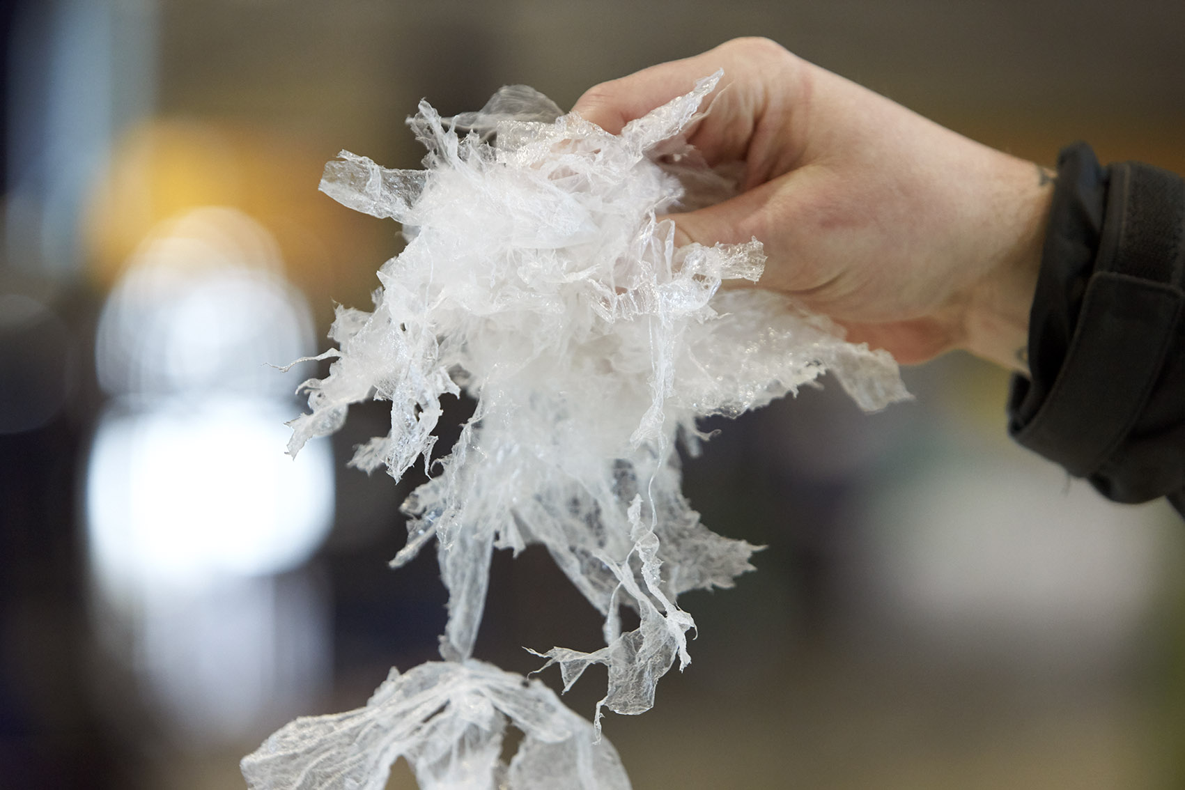 Odpad folii LDPE, który zostanie poddany recyklingowi. 