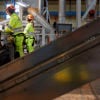 Zwei Stena Recycling-Expertinnen in Schutzkleidung arbeiten in einer Stena-Recyclinganlage 