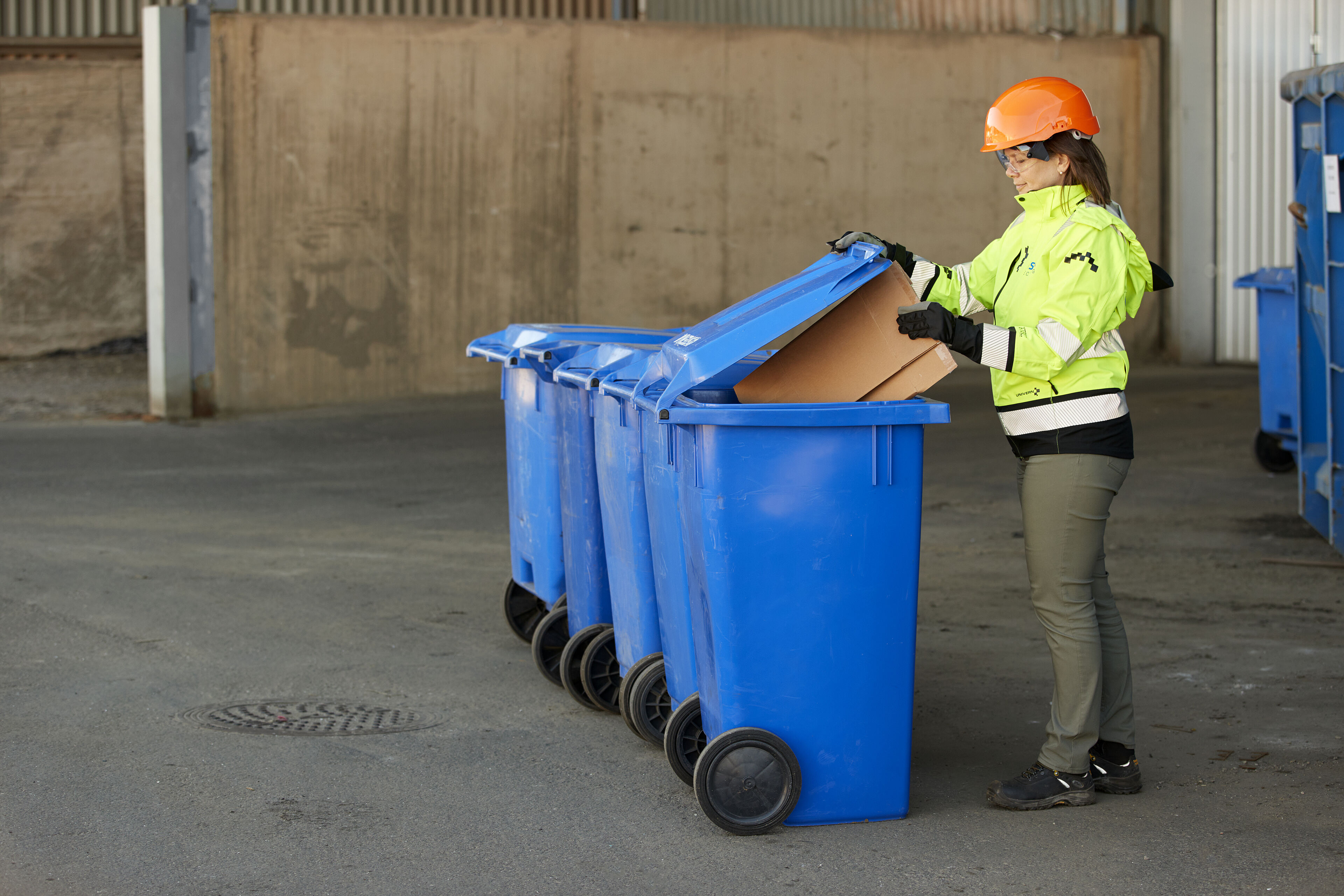 Stena Recyclingin työntekijä lajittelee jätteitä