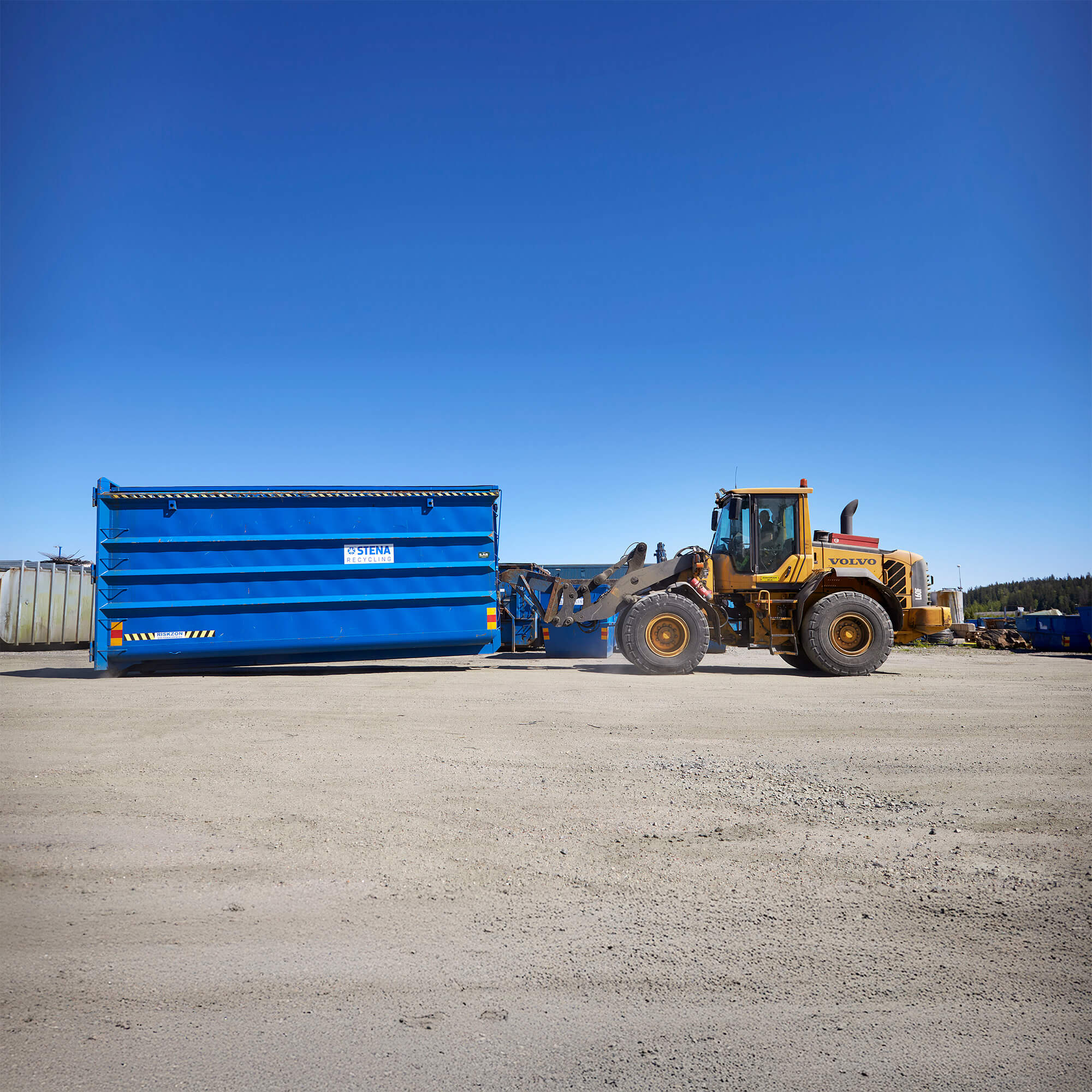 hjullastare som drar container