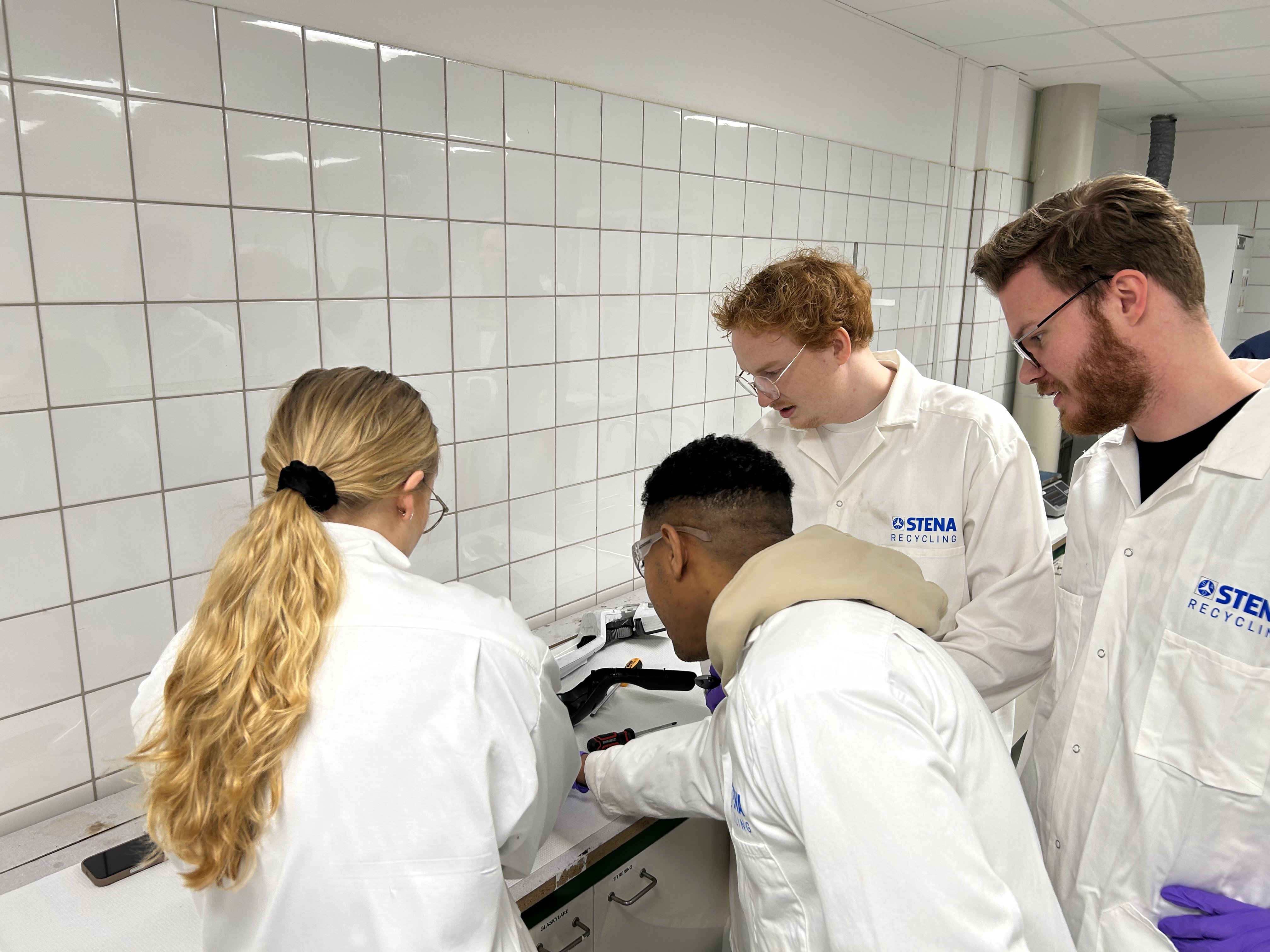 Studenter från Högskolan i Halmstad som plockar isär en dammsugare