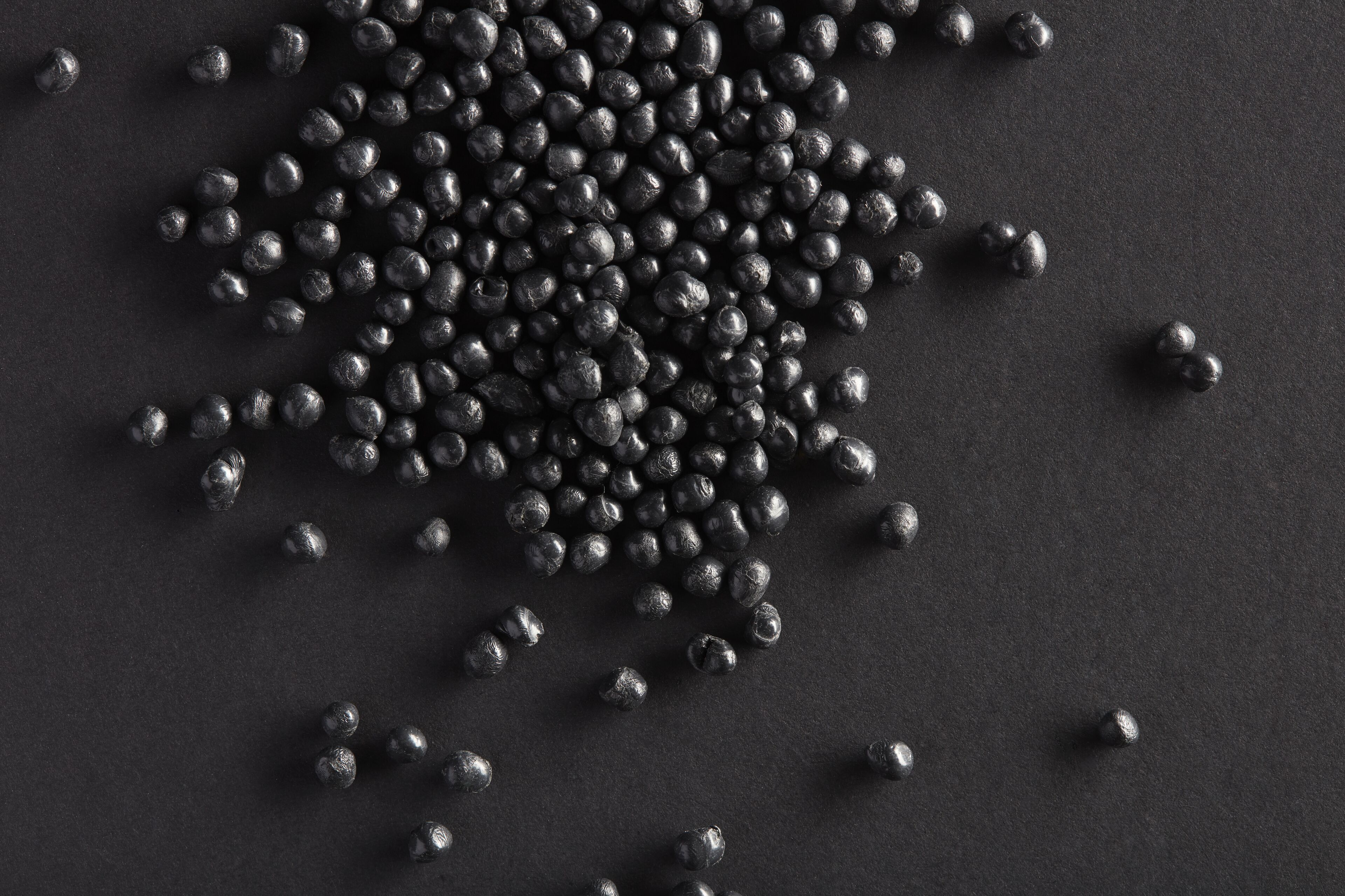 svarta plastkulor