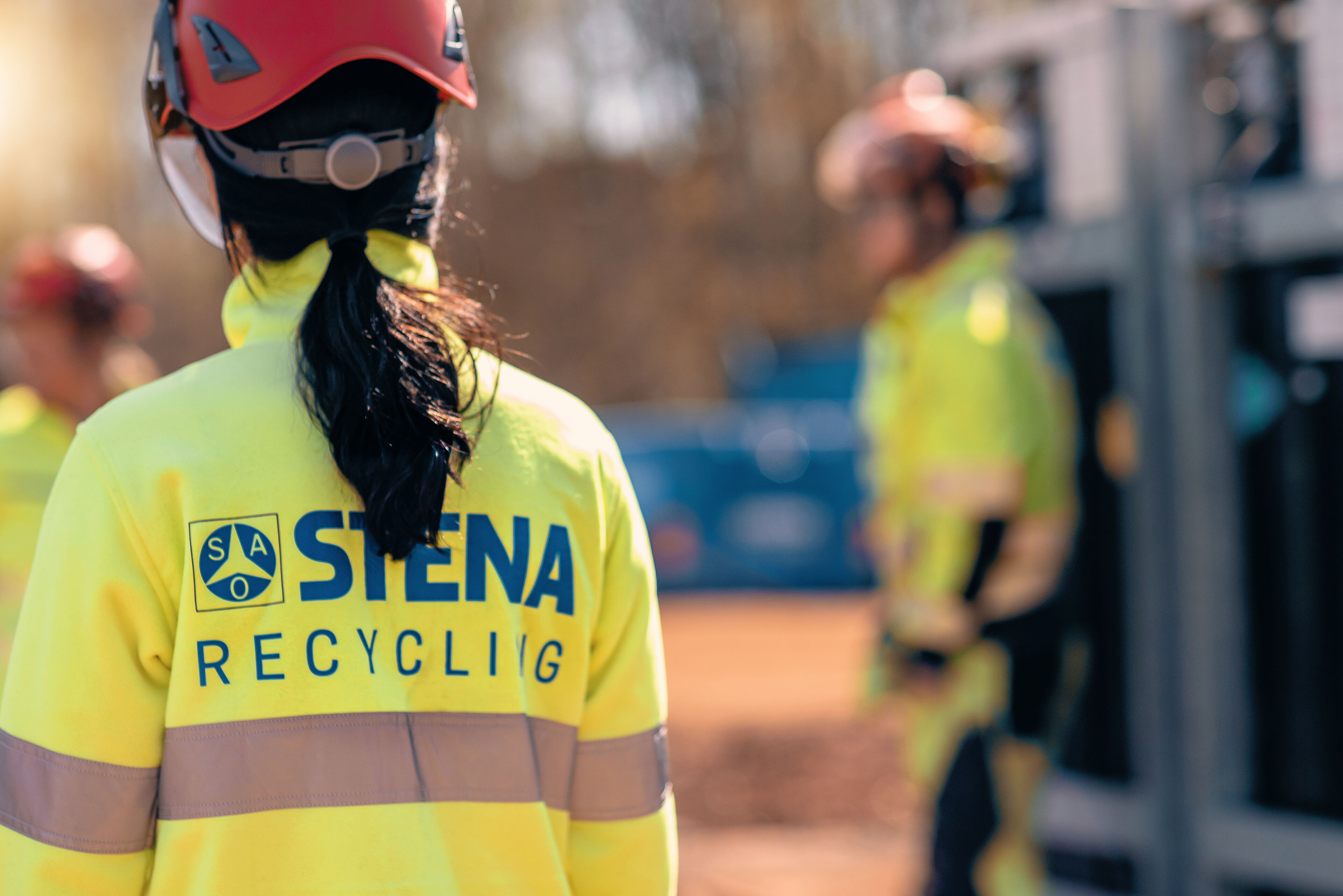 Palveluyksikköjemme työntekijät auttavat kuluttajia kierrätysasiossa