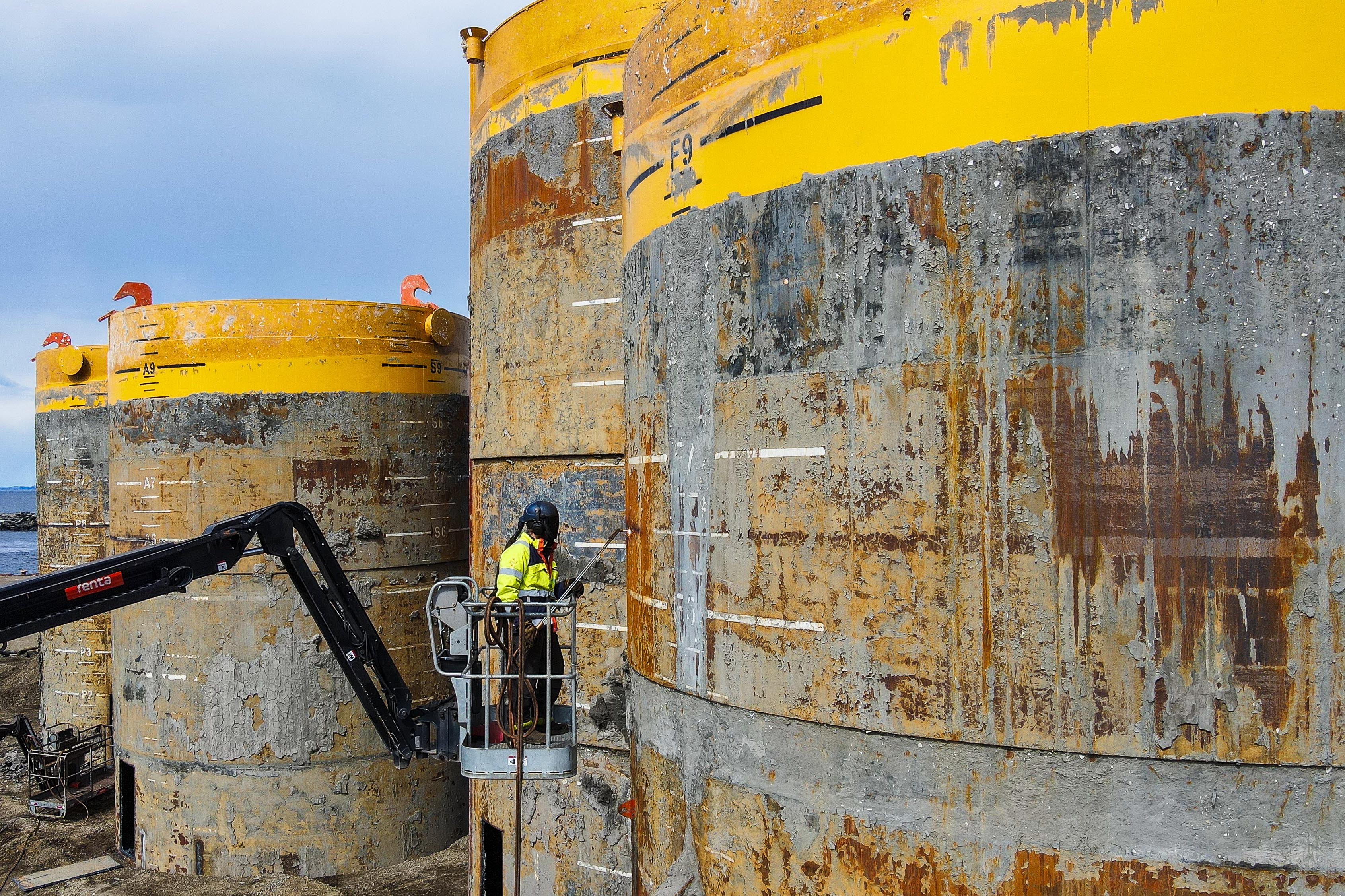 en person som sveiser en tank