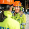 To kvindelige Stena Recycling-eksperter i sikkerhedsudstyr med høj synlighed. 