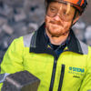 Mężczyzna-pracownik Stena Recycling w odblaskowej odzieży ochronnej